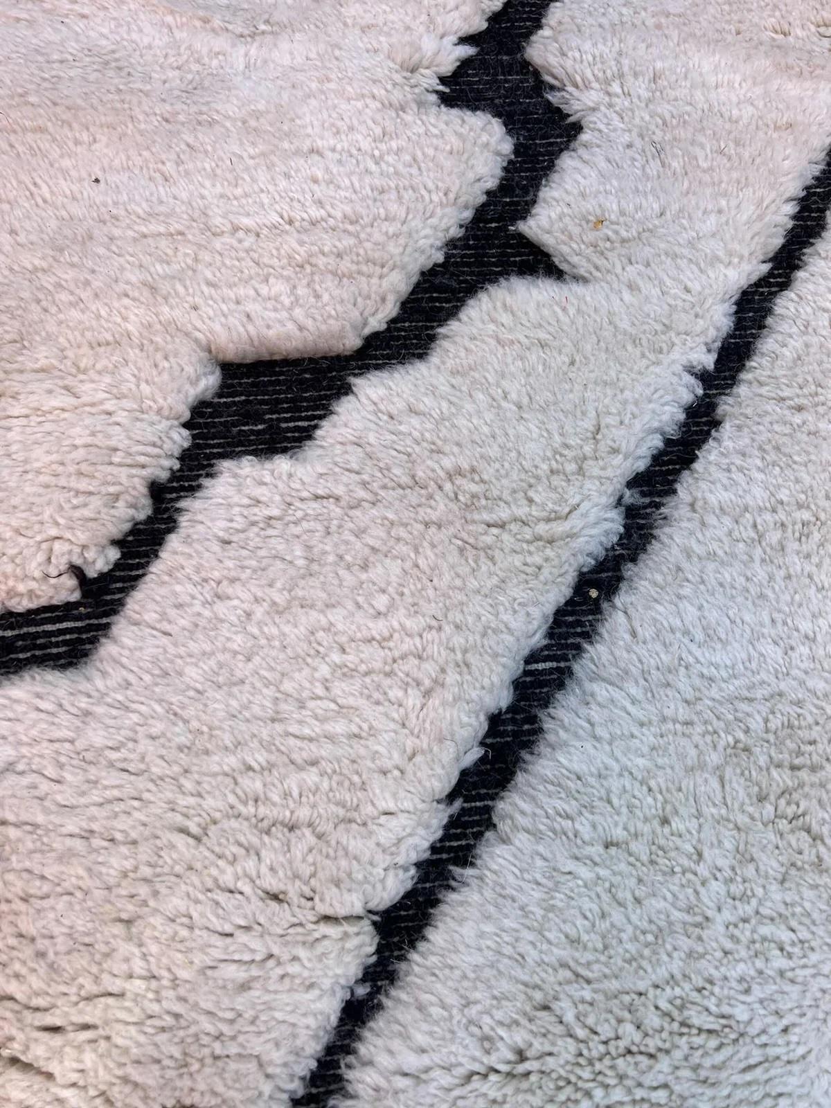 Laine Grand tapis marocain moderne Beni M'Rirt avec design gravé en noir dans une laine crème en vente