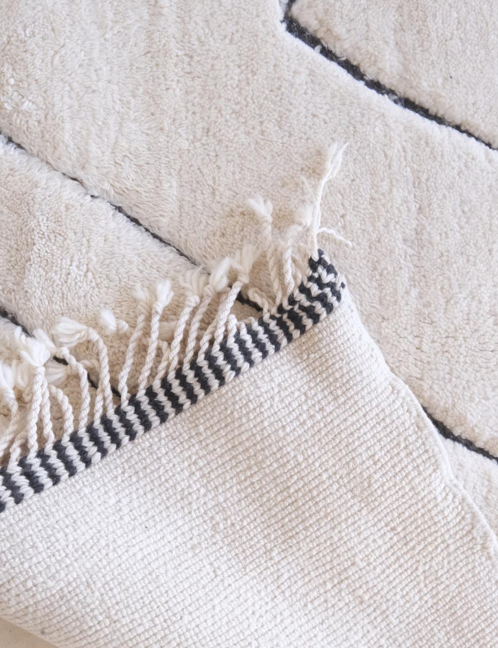 Grand tapis marocain moderne Beni M'Rirt avec design gravé en noir dans une laine crème en vente 1