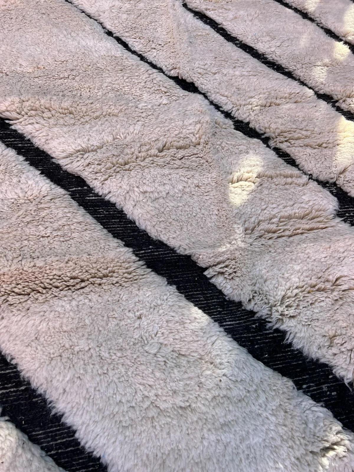 Grand tapis marocain moderne Beni M'Rirt avec design gravé en noir dans une laine crème en vente 1
