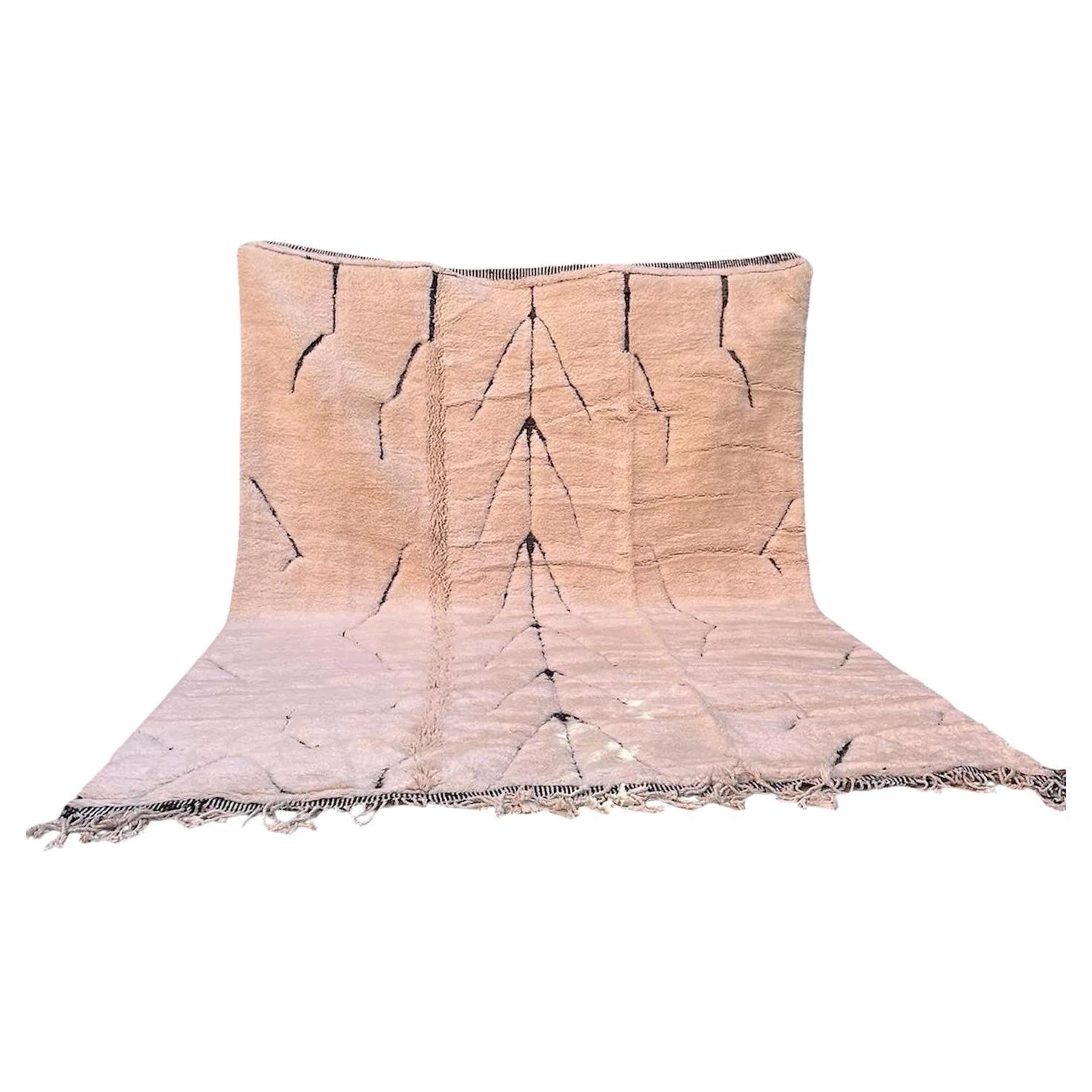 Grande tappeto marocchino moderno Beni M'Rirt con disegno inciso nero in lana color crema