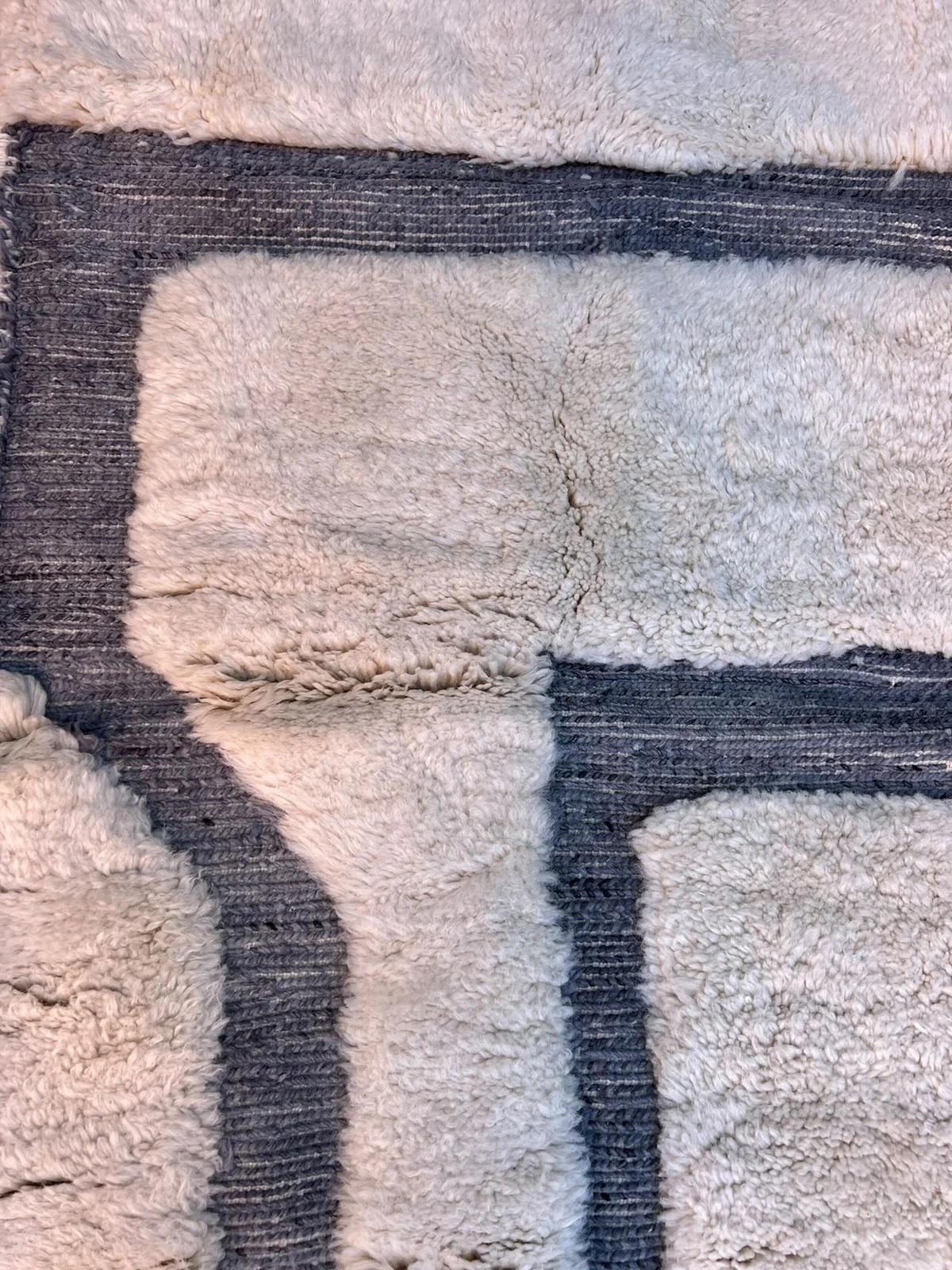 Grand tapis marocain Beni M'Rirt avec motif gravé gris en laine crème en vente 2