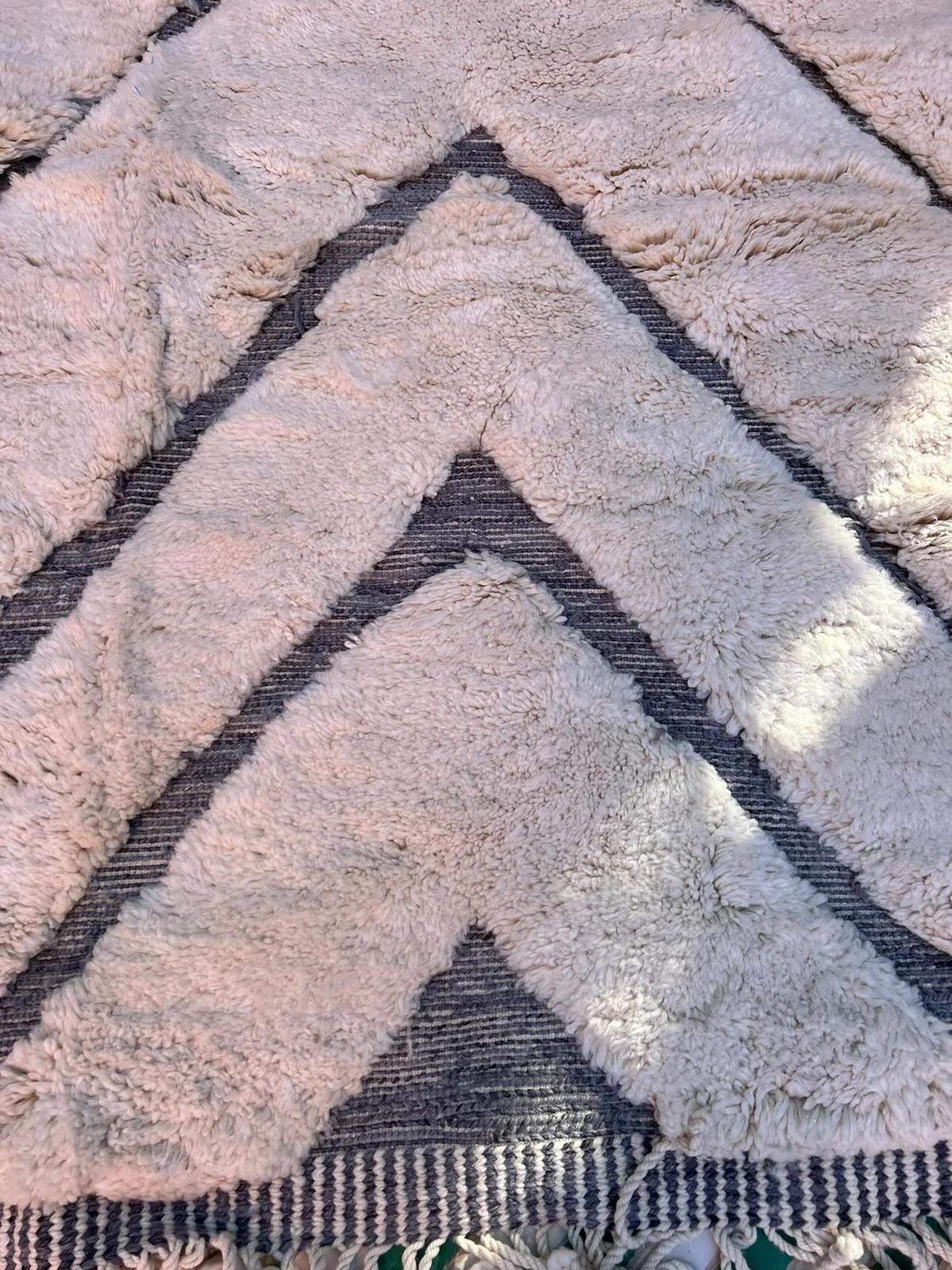 Grand tapis marocain Beni M'Rirt avec motif gravé gris en laine crème en vente 3