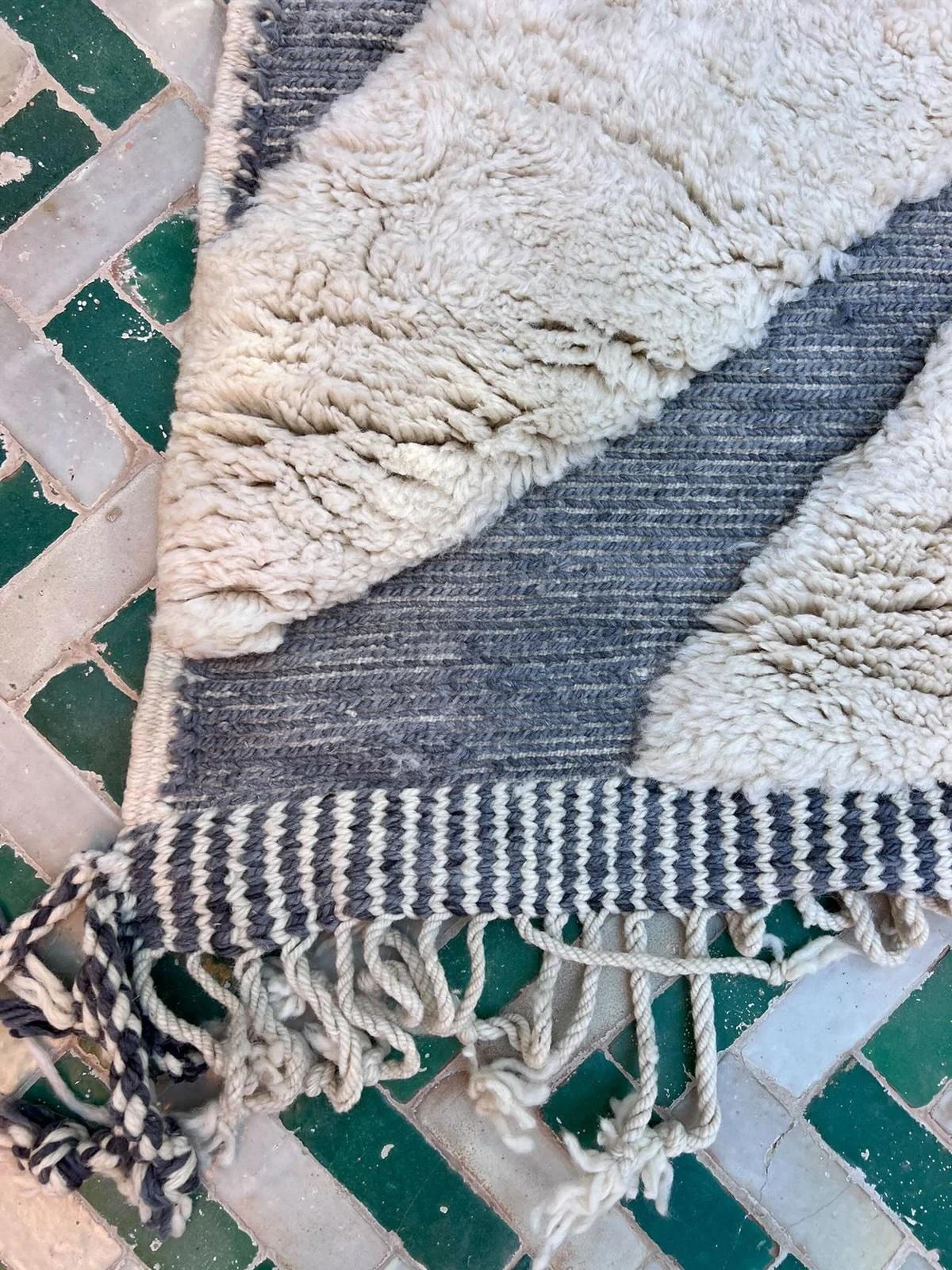 Grand tapis marocain Beni M'Rirt avec motif gravé gris en laine crème en vente 4