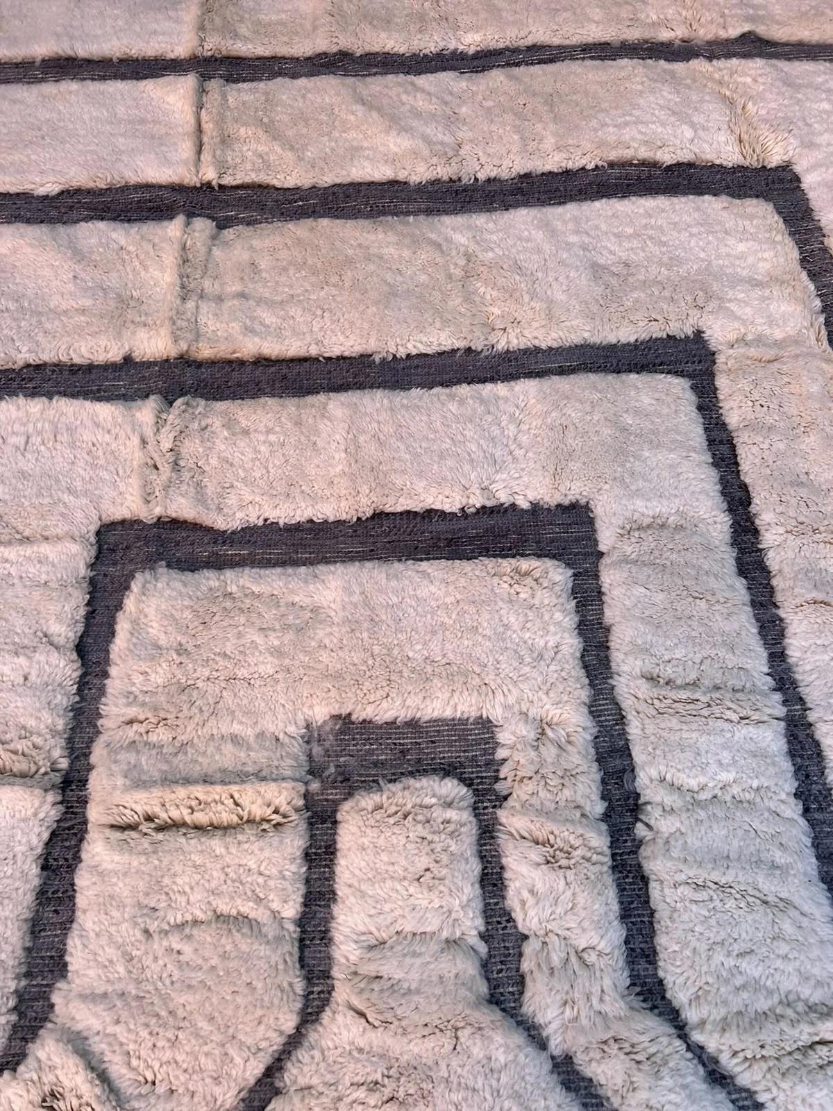 Moderne Grand tapis marocain Beni M'Rirt avec motif gravé gris en laine crème en vente