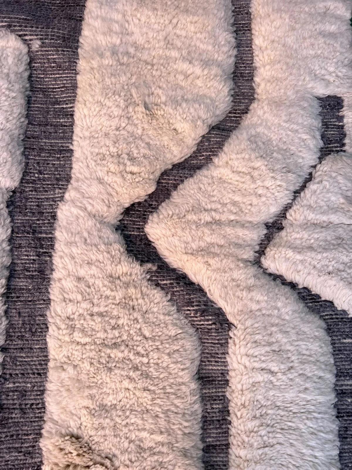 Marocain Grand tapis marocain Beni M'Rirt avec motif gravé gris en laine crème en vente