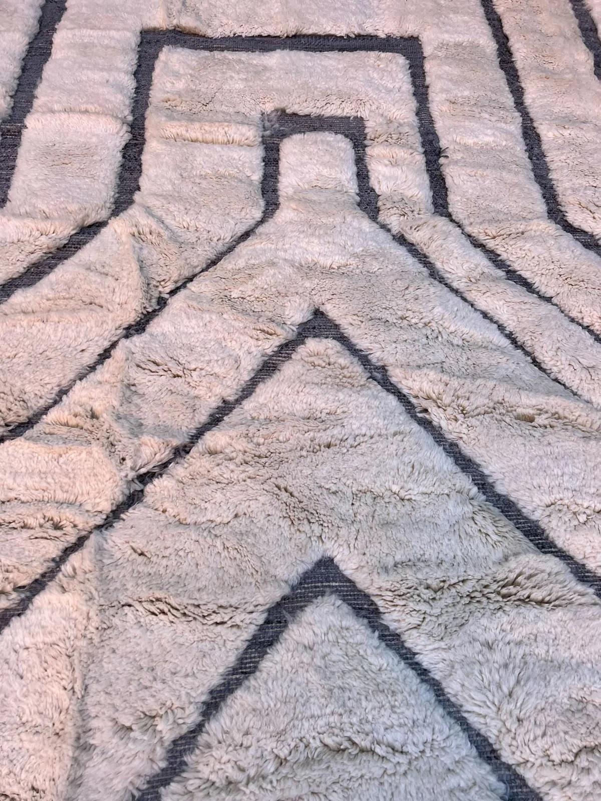 Tissage Grand tapis marocain Beni M'Rirt avec motif gravé gris en laine crème en vente