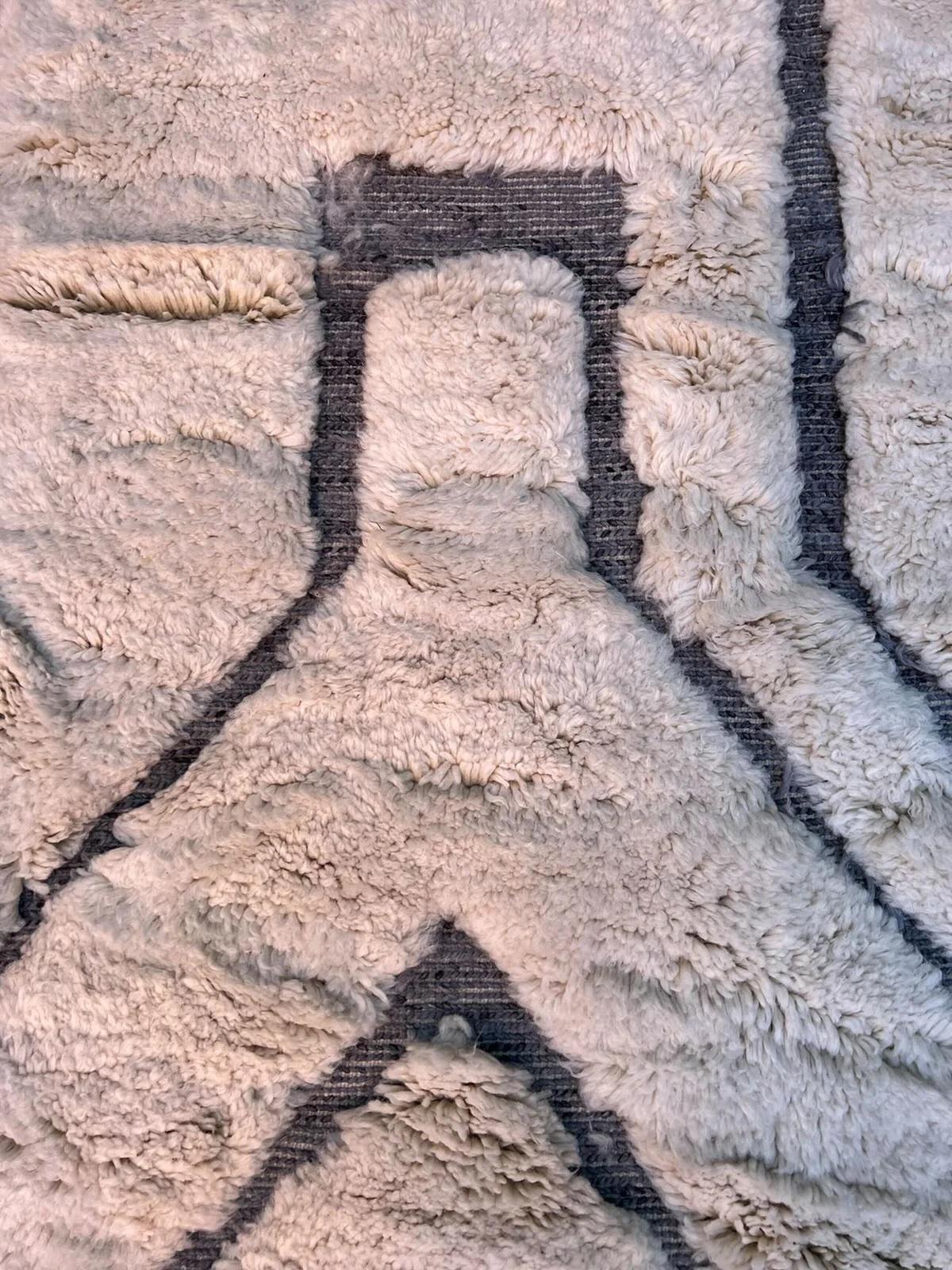 Grand tapis marocain Beni M'Rirt avec motif gravé gris en laine crème Neuf - En vente à Los Angeles, CA