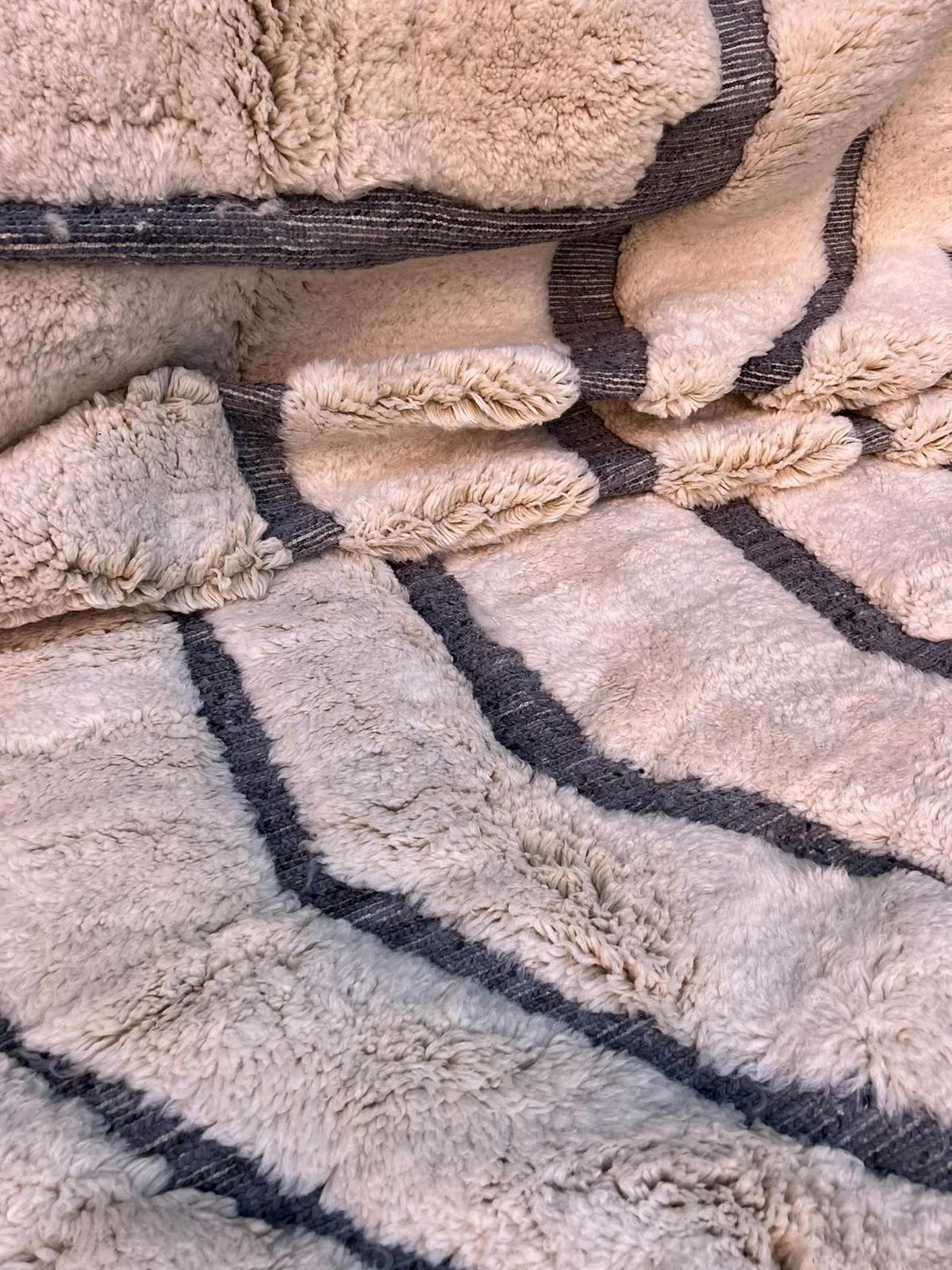 XXIe siècle et contemporain Grand tapis marocain Beni M'Rirt avec motif gravé gris en laine crème en vente