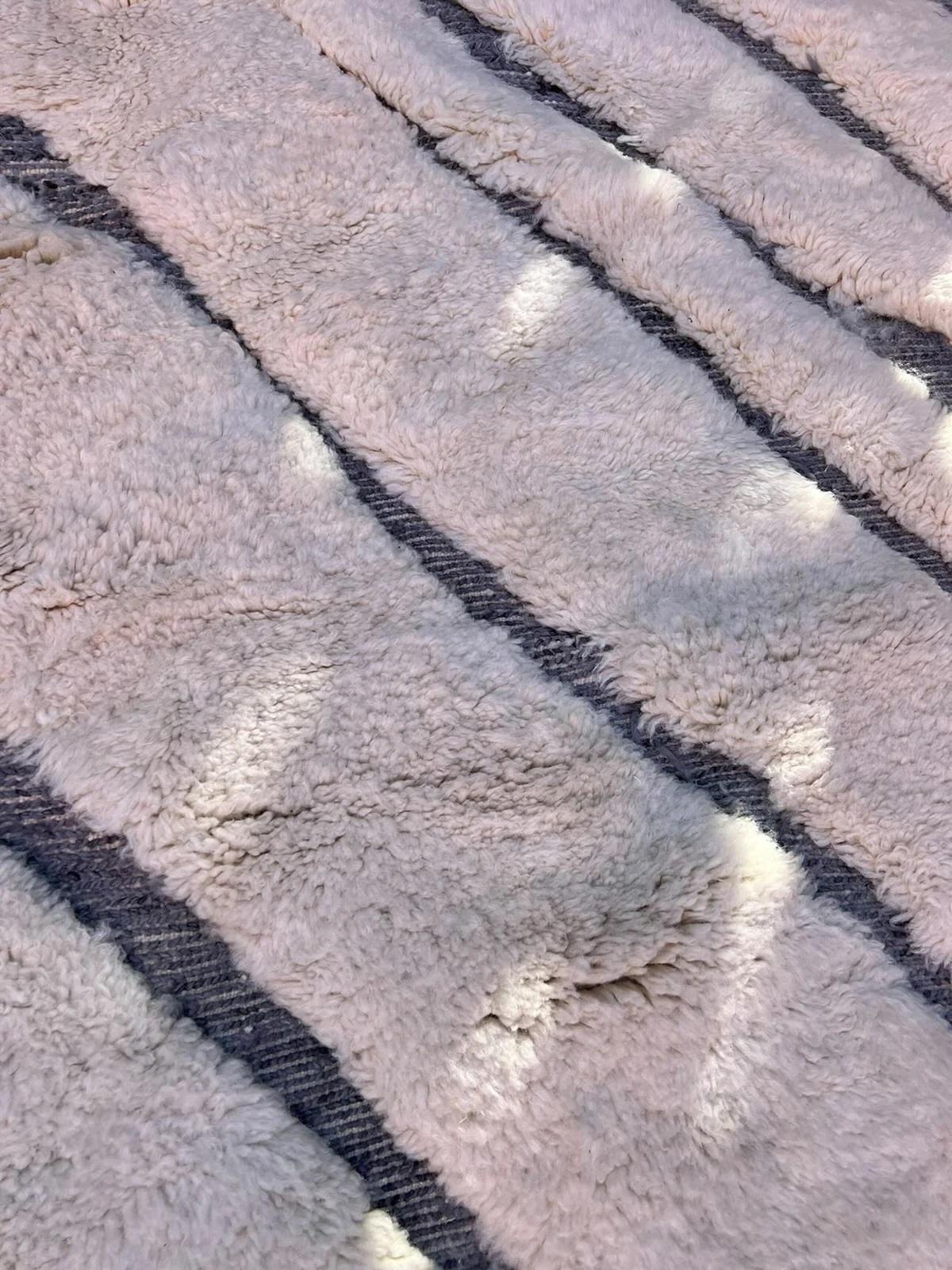 Grand tapis marocain Beni M'Rirt avec motif gravé gris en laine crème en vente 1