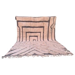 Grande tappeto marocchino Beni M'Rirt moderno con disegno inciso grigio in lana color crema