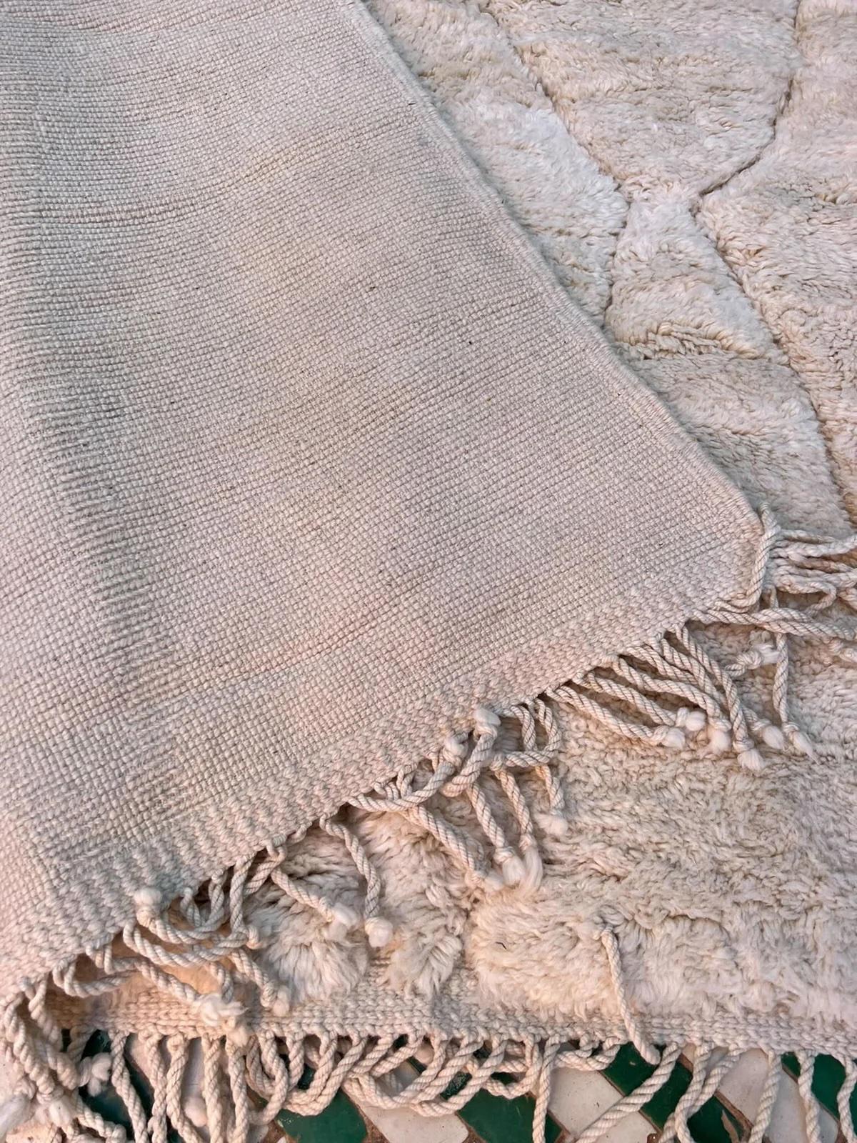Grand tapis marocain Beni M'Rirt avec motif de diamants neutres en laine crème en vente 2