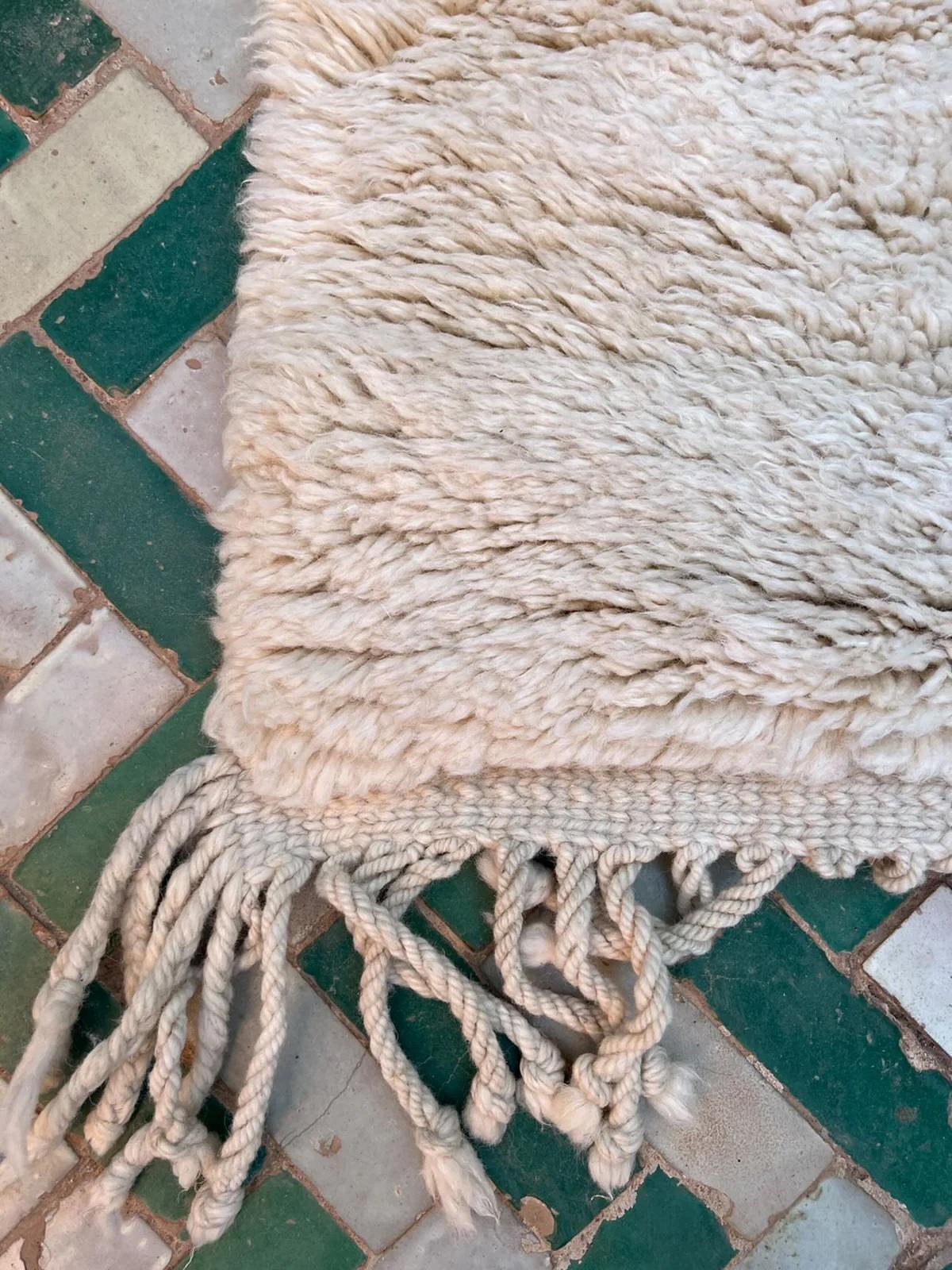 Grand tapis marocain Beni M'Rirt avec motif de diamants neutres en laine crème en vente 3