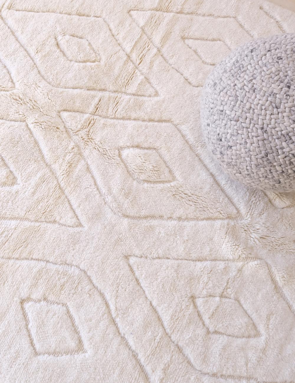 Großer moderner marokkanischer Beni M'Rirt-Teppich aus cremefarbener Wolle mit neutralem Diamantdesign (Moderne) im Angebot
