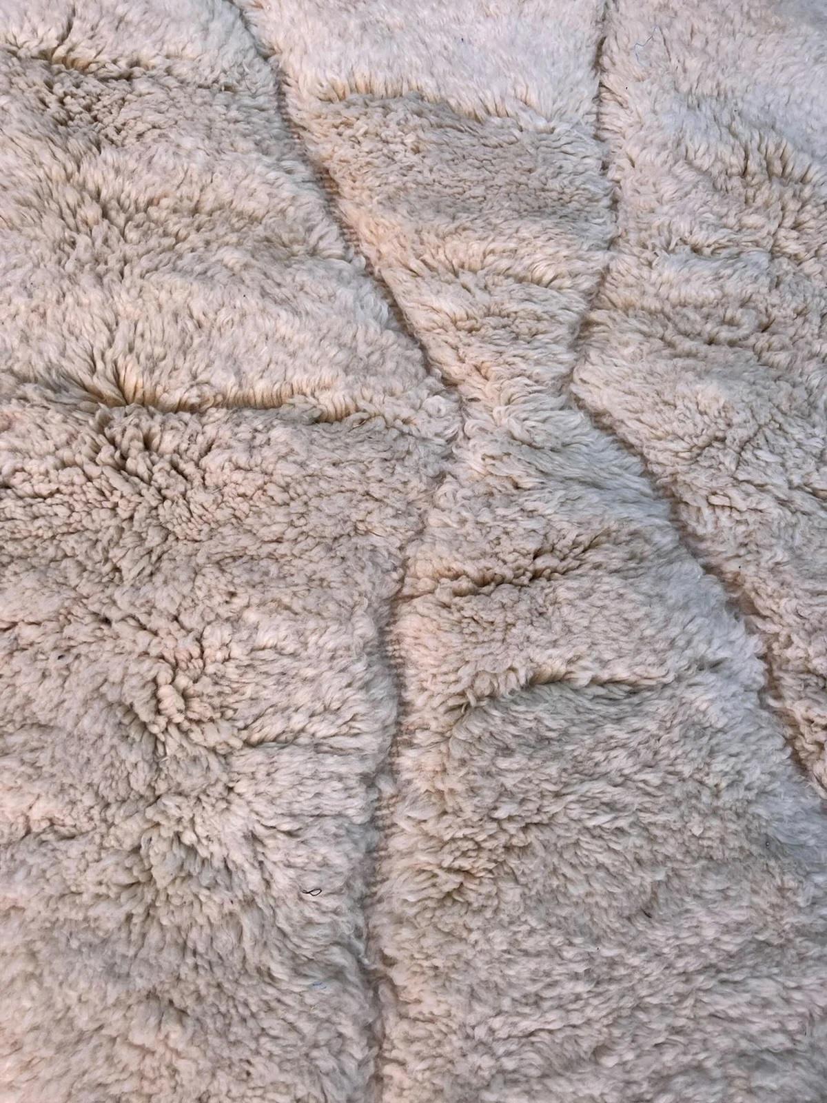 Moderne Grand tapis marocain Beni M'Rirt avec motif de diamants neutres en laine crème en vente