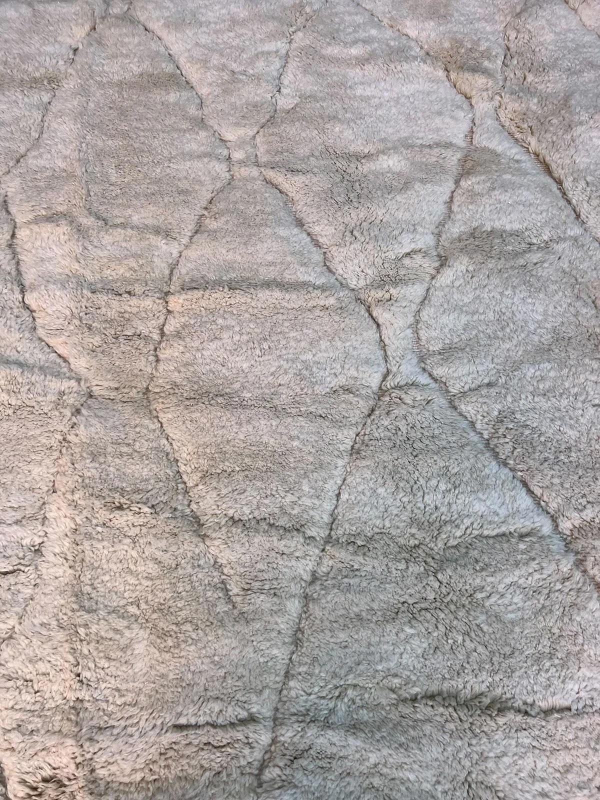 Marocain Grand tapis marocain Beni M'Rirt avec motif de diamants neutres en laine crème en vente