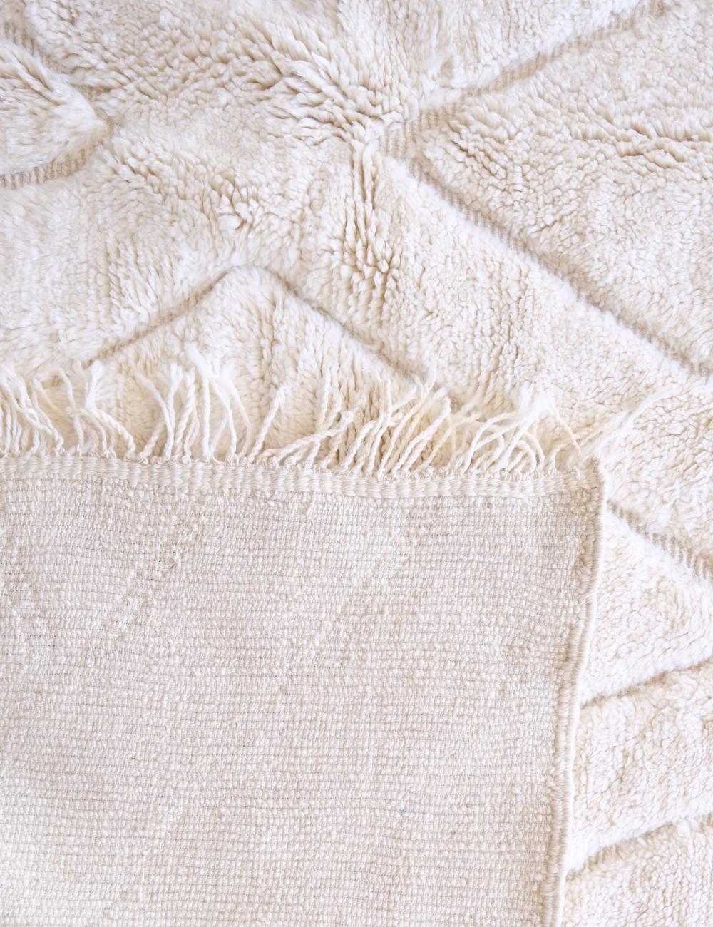 Großer moderner marokkanischer Beni M'Rirt-Teppich aus cremefarbener Wolle mit neutralem Diamantdesign (Gewebt) im Angebot