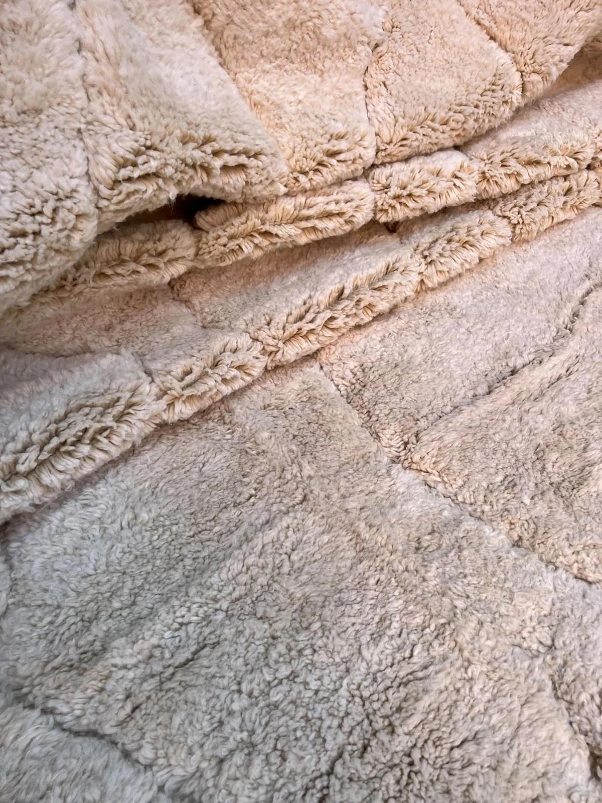 Tissage Grand tapis marocain Beni M'Rirt avec motif de diamants neutres en laine crème en vente