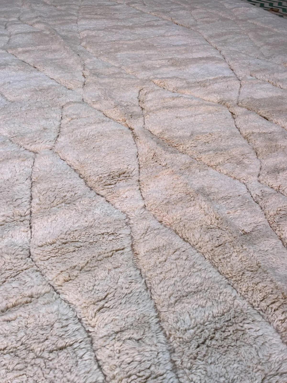 Grand tapis marocain Beni M'Rirt avec motif de diamants neutres en laine crème Neuf - En vente à Los Angeles, CA