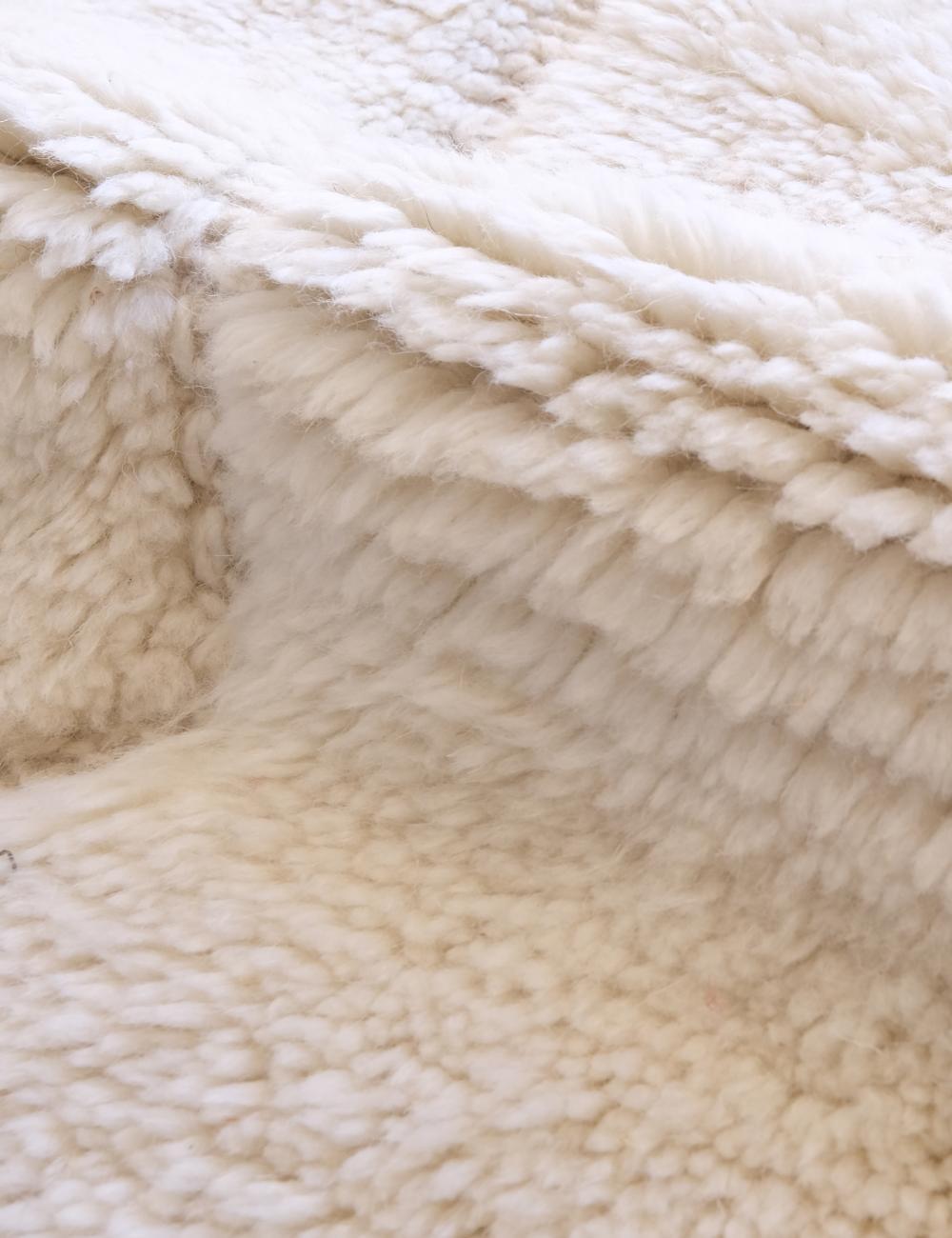 Großer moderner marokkanischer Beni M'Rirt-Teppich aus cremefarbener Wolle mit neutralem Diamantdesign (21. Jahrhundert und zeitgenössisch) im Angebot