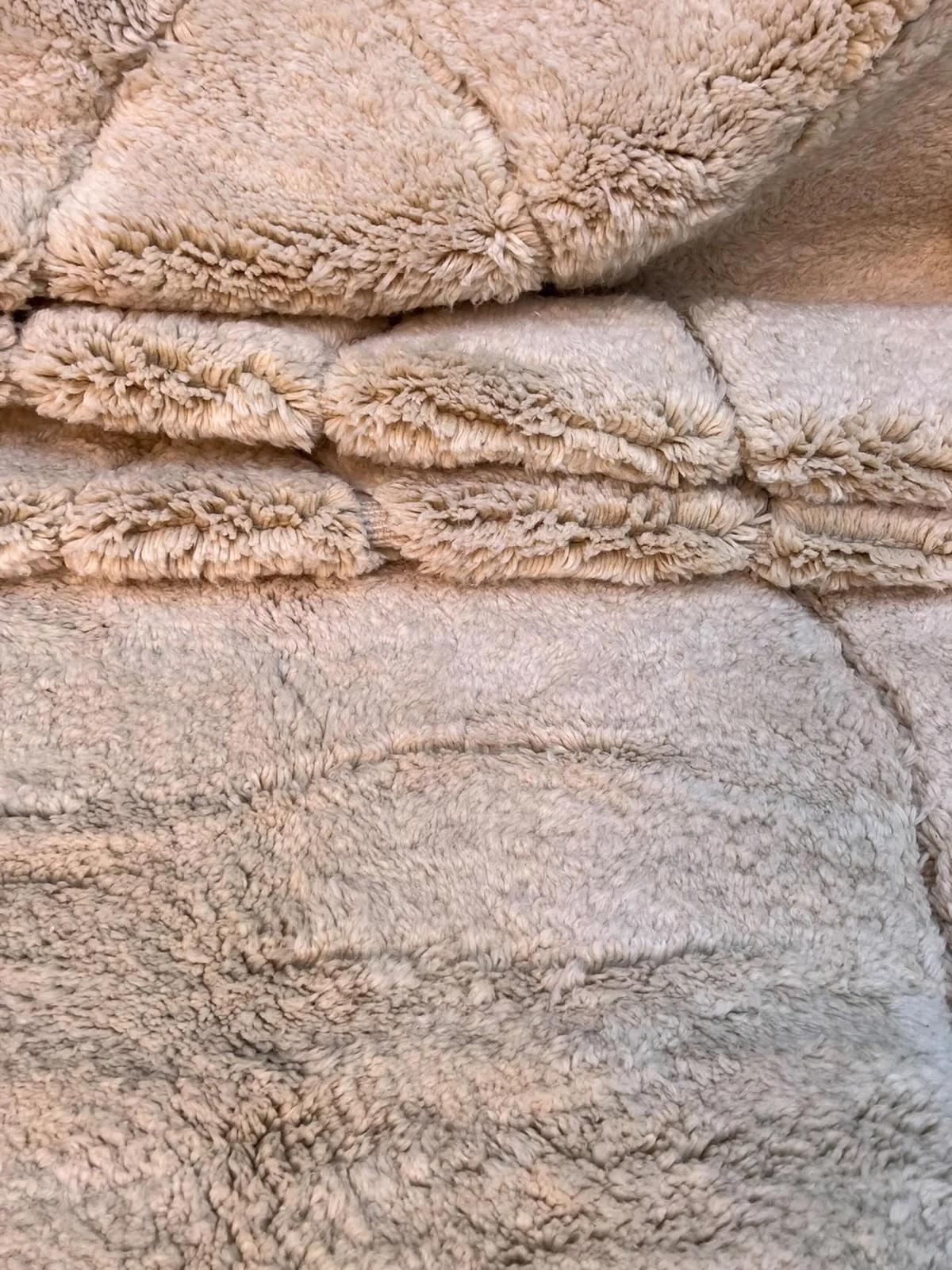 XXIe siècle et contemporain Grand tapis marocain Beni M'Rirt avec motif de diamants neutres en laine crème en vente