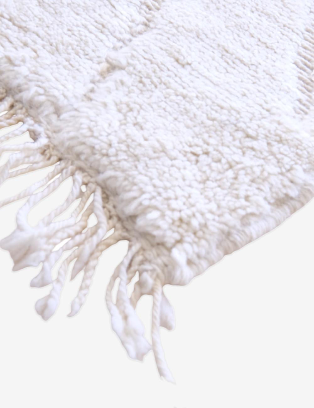Großer moderner marokkanischer Beni M'Rirt-Teppich aus cremefarbener Wolle mit neutralem Diamantdesign im Angebot 1