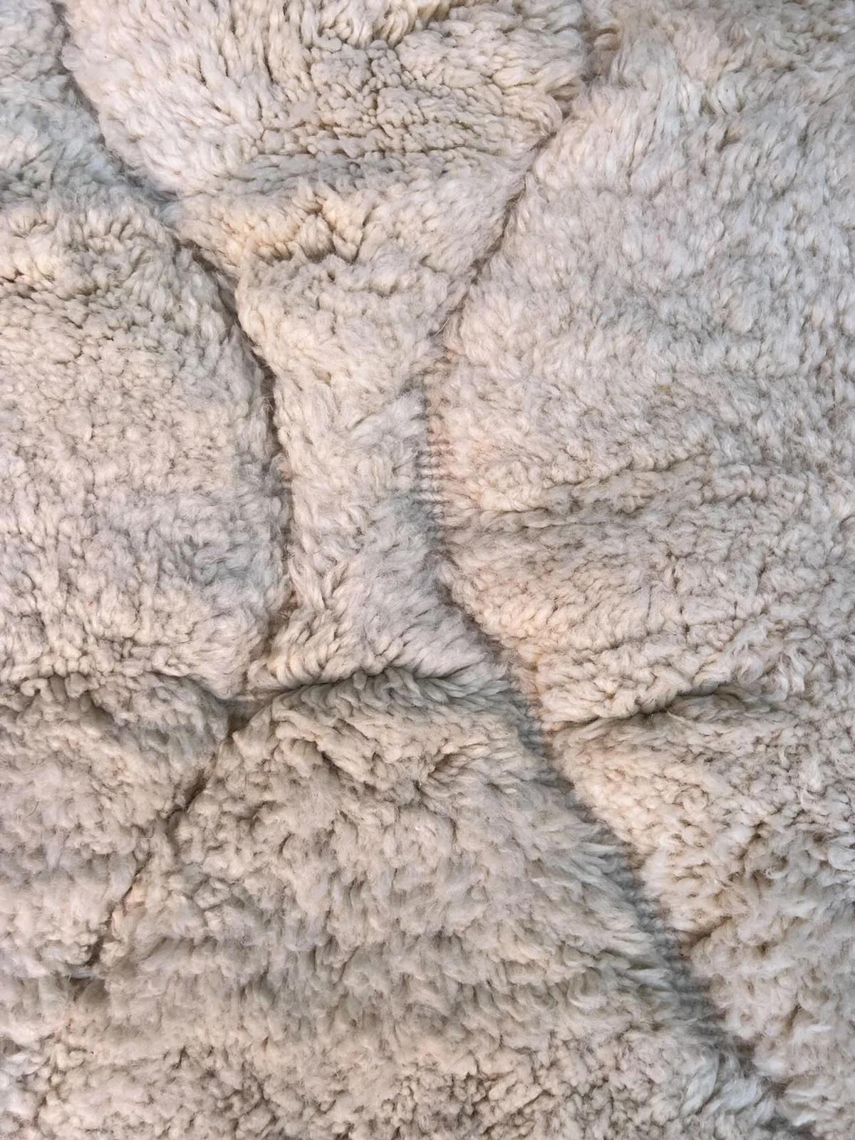 Laine Grand tapis marocain Beni M'Rirt avec motif de diamants neutres en laine crème en vente