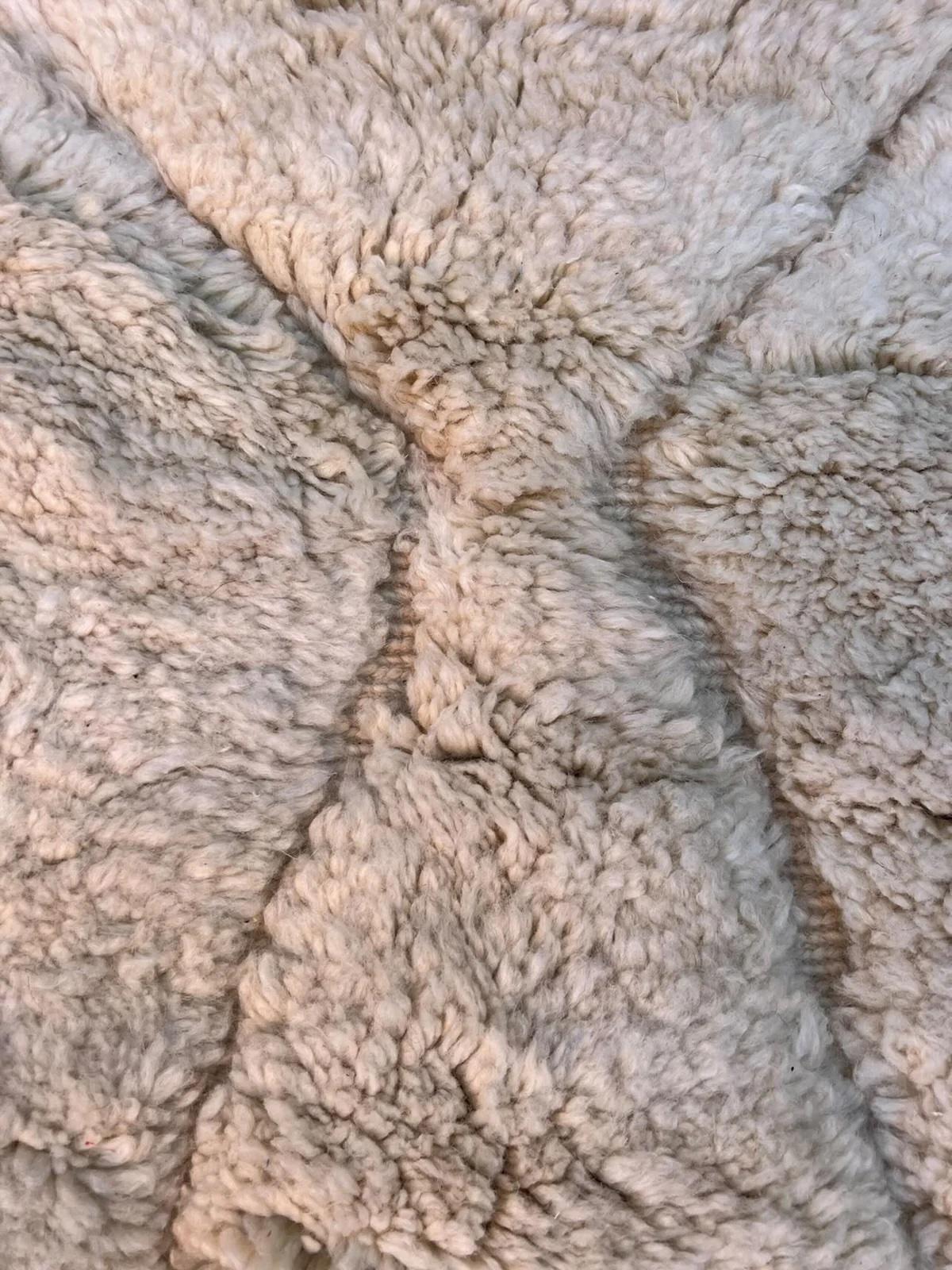 Grand tapis marocain Beni M'Rirt avec motif de diamants neutres en laine crème en vente 1