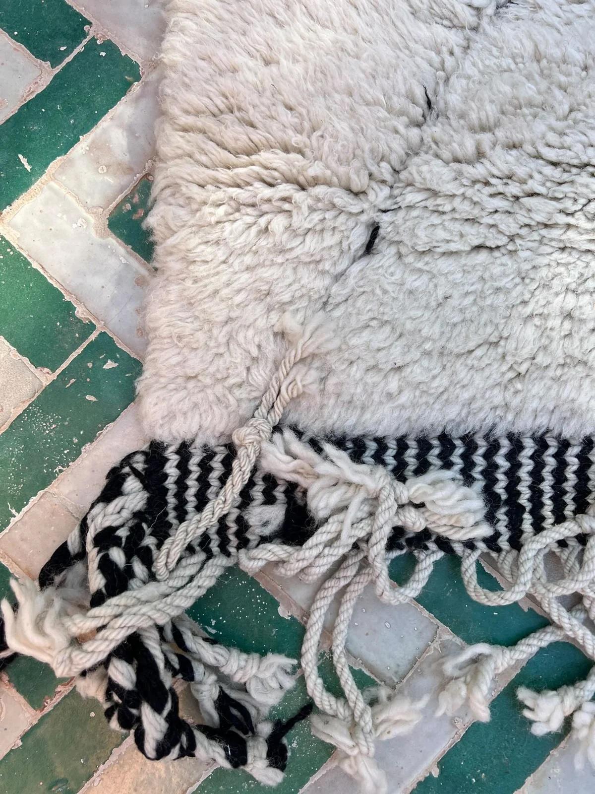 Großer moderner marokkanischer Beni M'Rirt-Teppich aus cremefarbener Wolle mit neutral graviertem, graviertem Design im Angebot 3