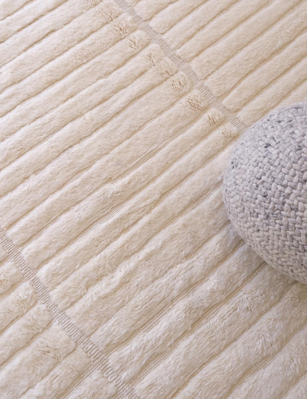 Moderne Grand tapis marocain Beni M'Rirt avec motif gravé neutre en laine crème en vente