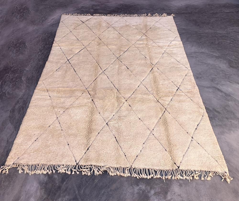 Großer moderner marokkanischer Beni M'Rirt-Teppich aus cremefarbener Wolle mit neutral graviertem, graviertem Design (Moderne) im Angebot