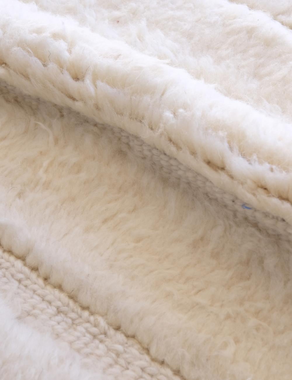 Marocain Grand tapis marocain Beni M'Rirt avec motif gravé neutre en laine crème en vente