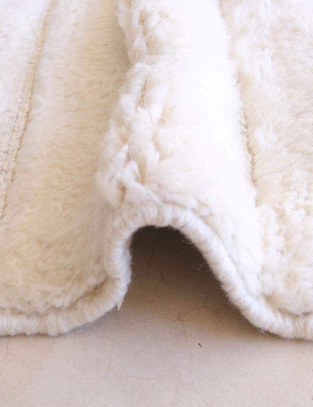 Tissage Grand tapis marocain Beni M'Rirt avec motif gravé neutre en laine crème en vente