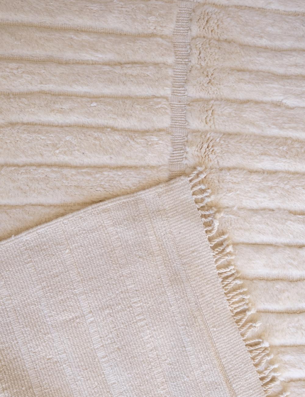 Grand tapis marocain Beni M'Rirt avec motif gravé neutre en laine crème Neuf - En vente à Los Angeles, CA