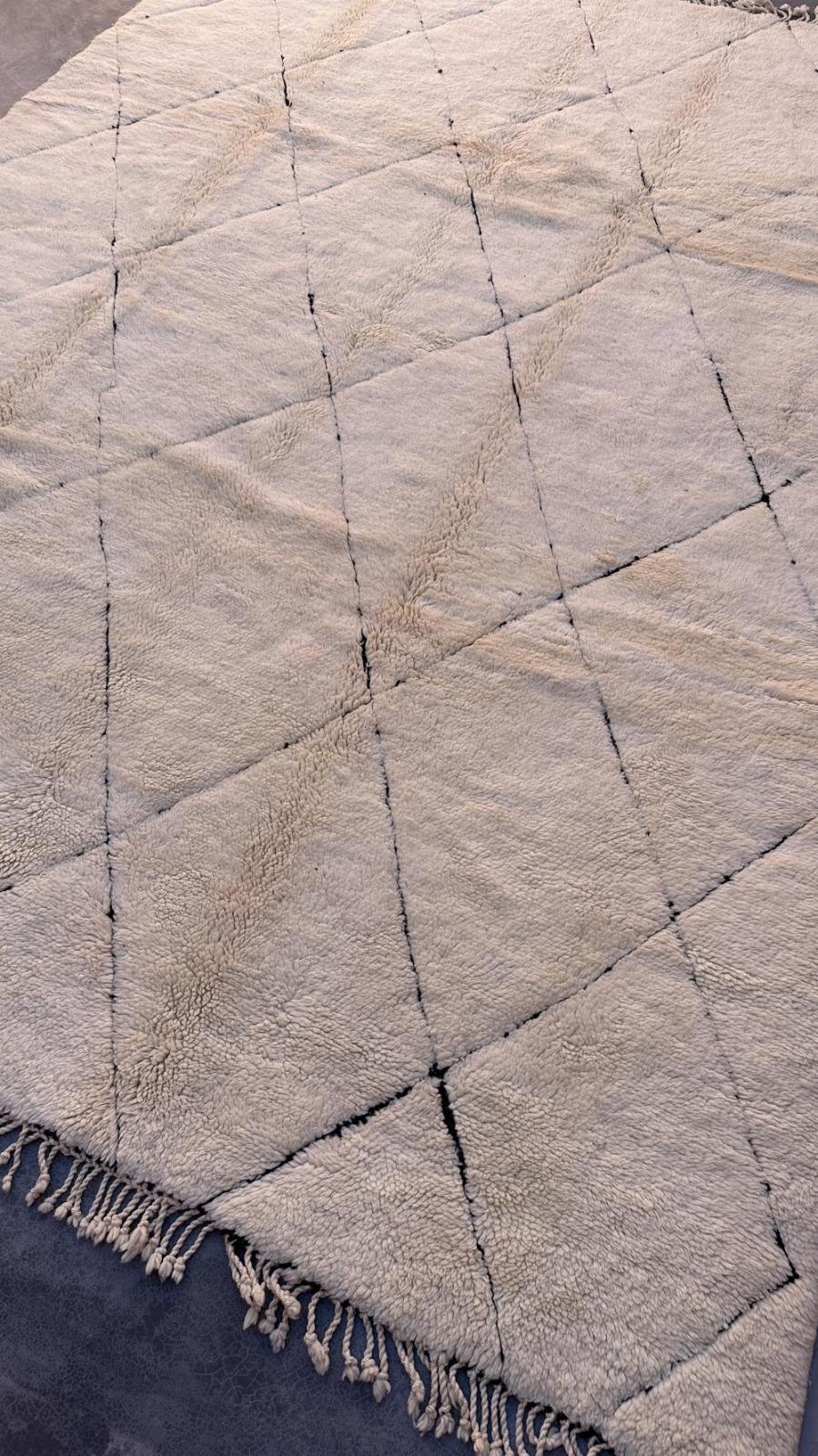 Großer moderner marokkanischer Beni M'Rirt-Teppich aus cremefarbener Wolle mit neutral graviertem, graviertem Design im Zustand „Neu“ im Angebot in Los Angeles, CA