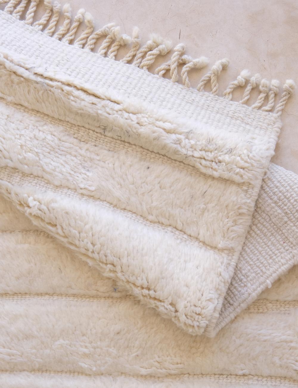 XXIe siècle et contemporain Grand tapis marocain Beni M'Rirt avec motif gravé neutre en laine crème en vente