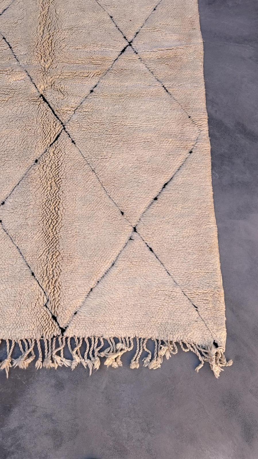 Großer moderner marokkanischer Beni M'Rirt-Teppich aus cremefarbener Wolle mit neutral graviertem, graviertem Design (21. Jahrhundert und zeitgenössisch) im Angebot