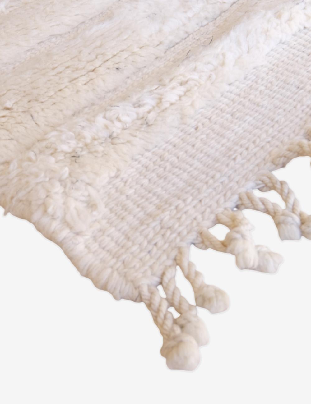 Laine Grand tapis marocain Beni M'Rirt avec motif gravé neutre en laine crème en vente