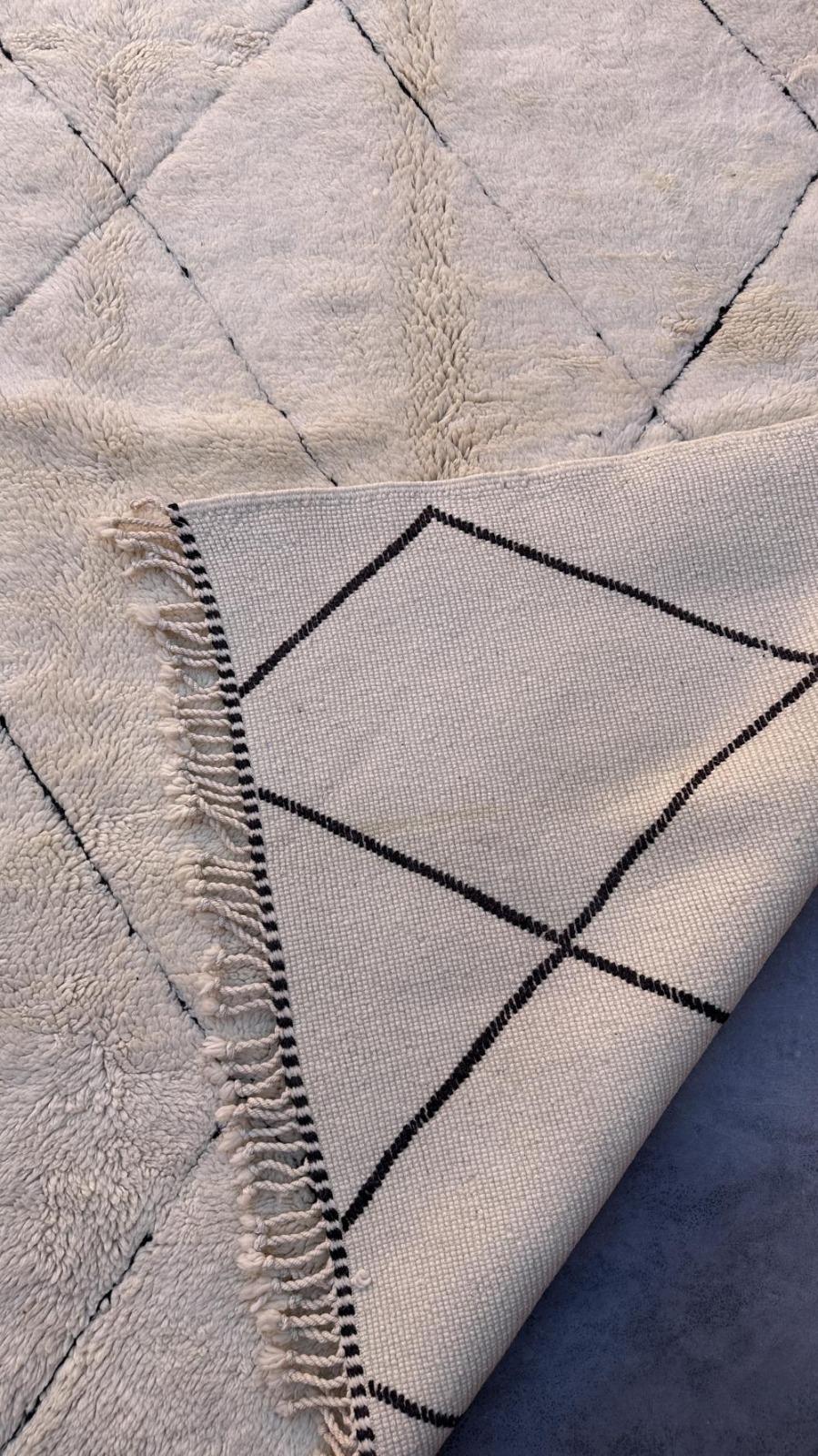 Großer moderner marokkanischer Beni M'Rirt-Teppich aus cremefarbener Wolle mit neutral graviertem, graviertem Design im Angebot 1