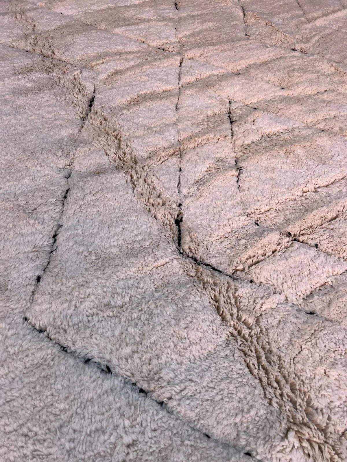 Großer moderner marokkanischer Beni M'Rirt-Teppich aus cremefarbener Wolle mit neutral graviertem, graviertem Design im Angebot 1