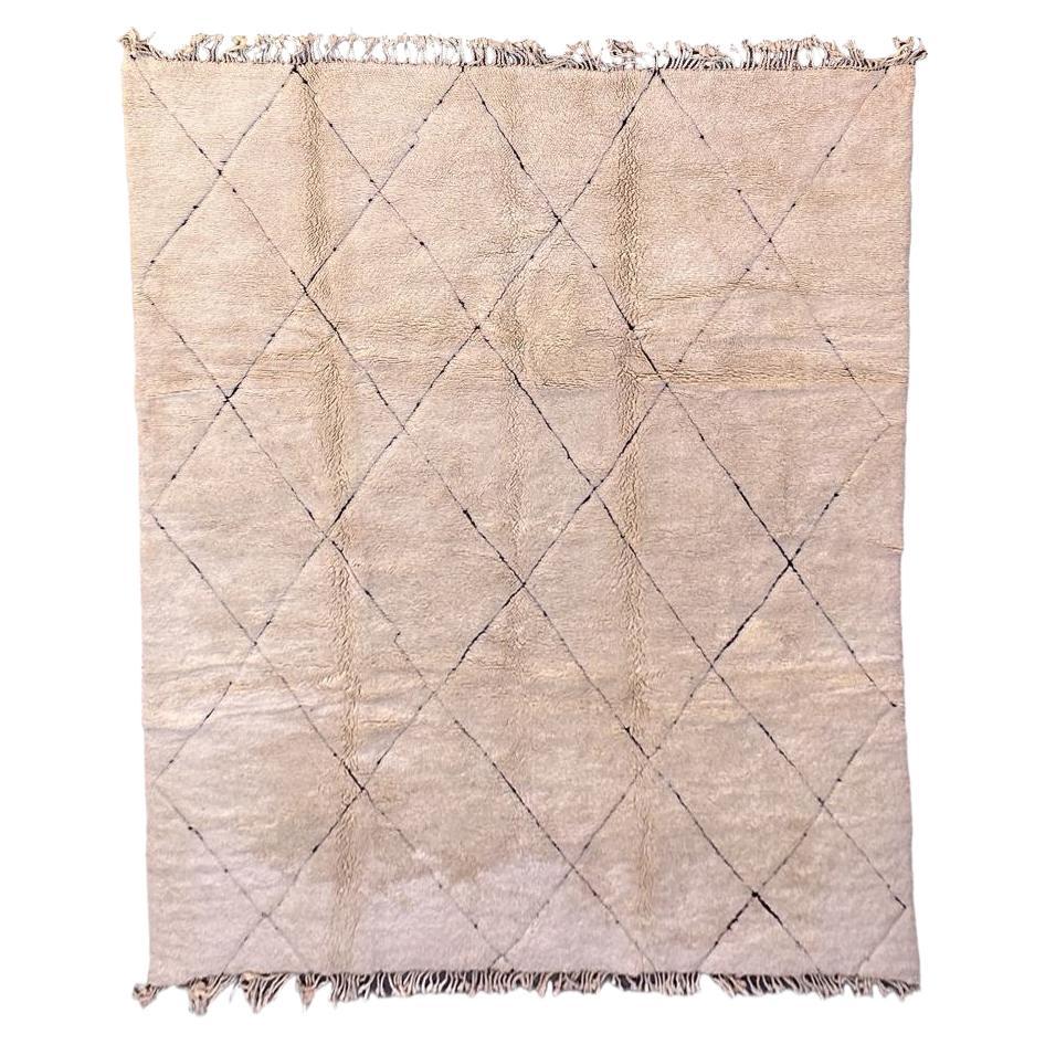 Grand tapis marocain Beni M'Rirt avec motif gravé neutre en laine crème