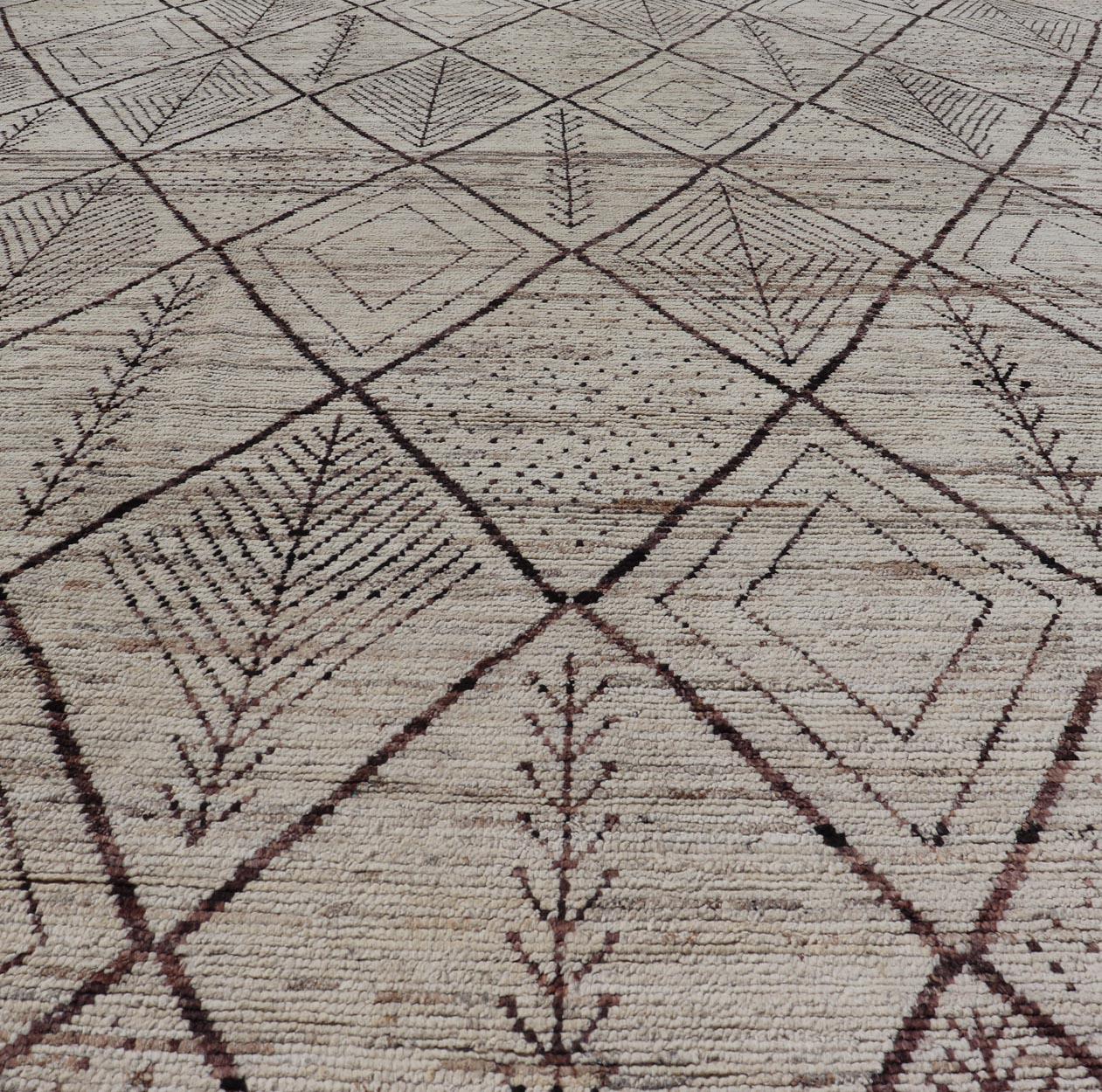 Grand tapis marocain moderne noué à la main avec motif tribal de diamants dans des tons naturels en vente 3