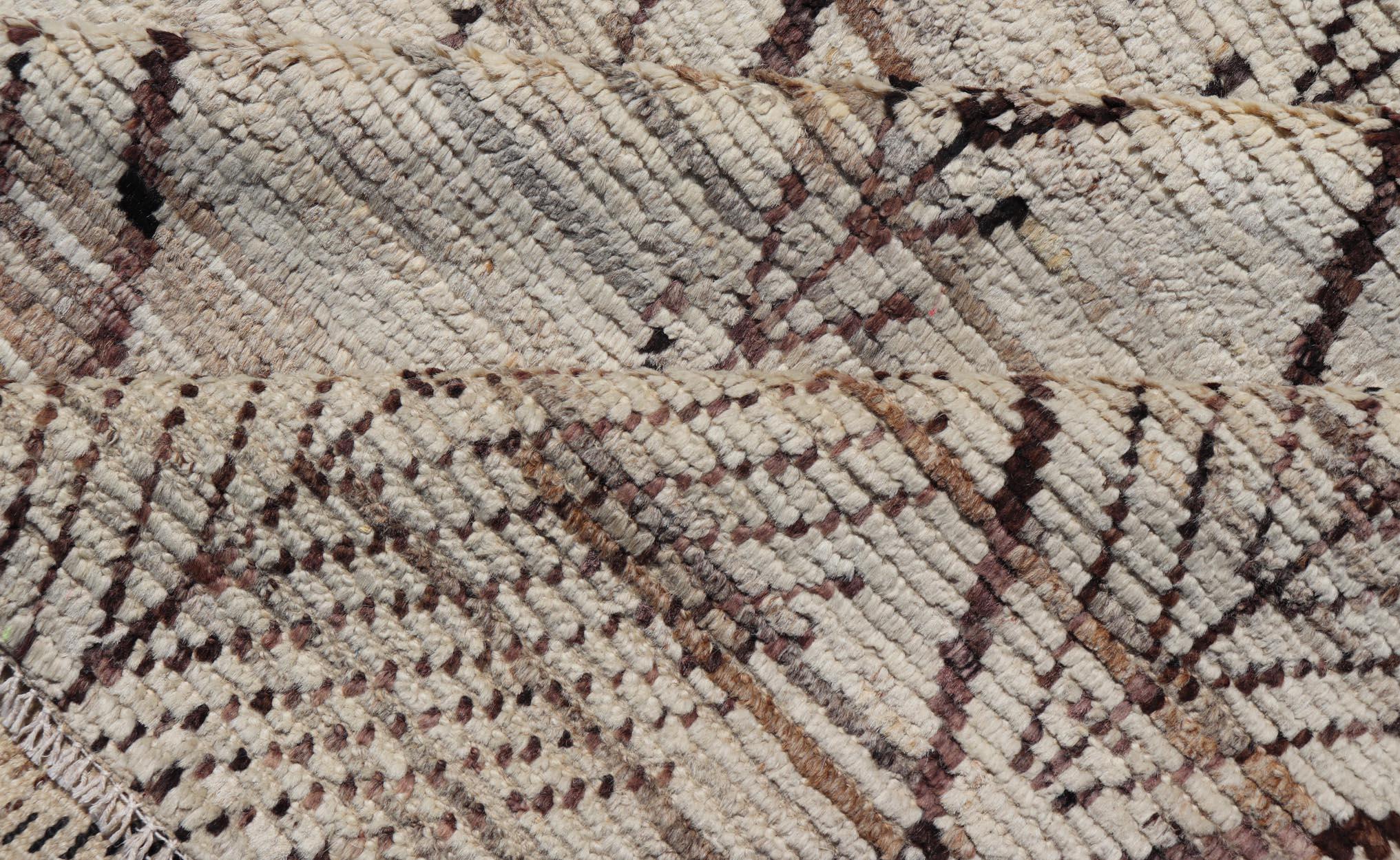 Grand tapis marocain moderne noué à la main avec motif tribal de diamants dans des tons naturels en vente 4
