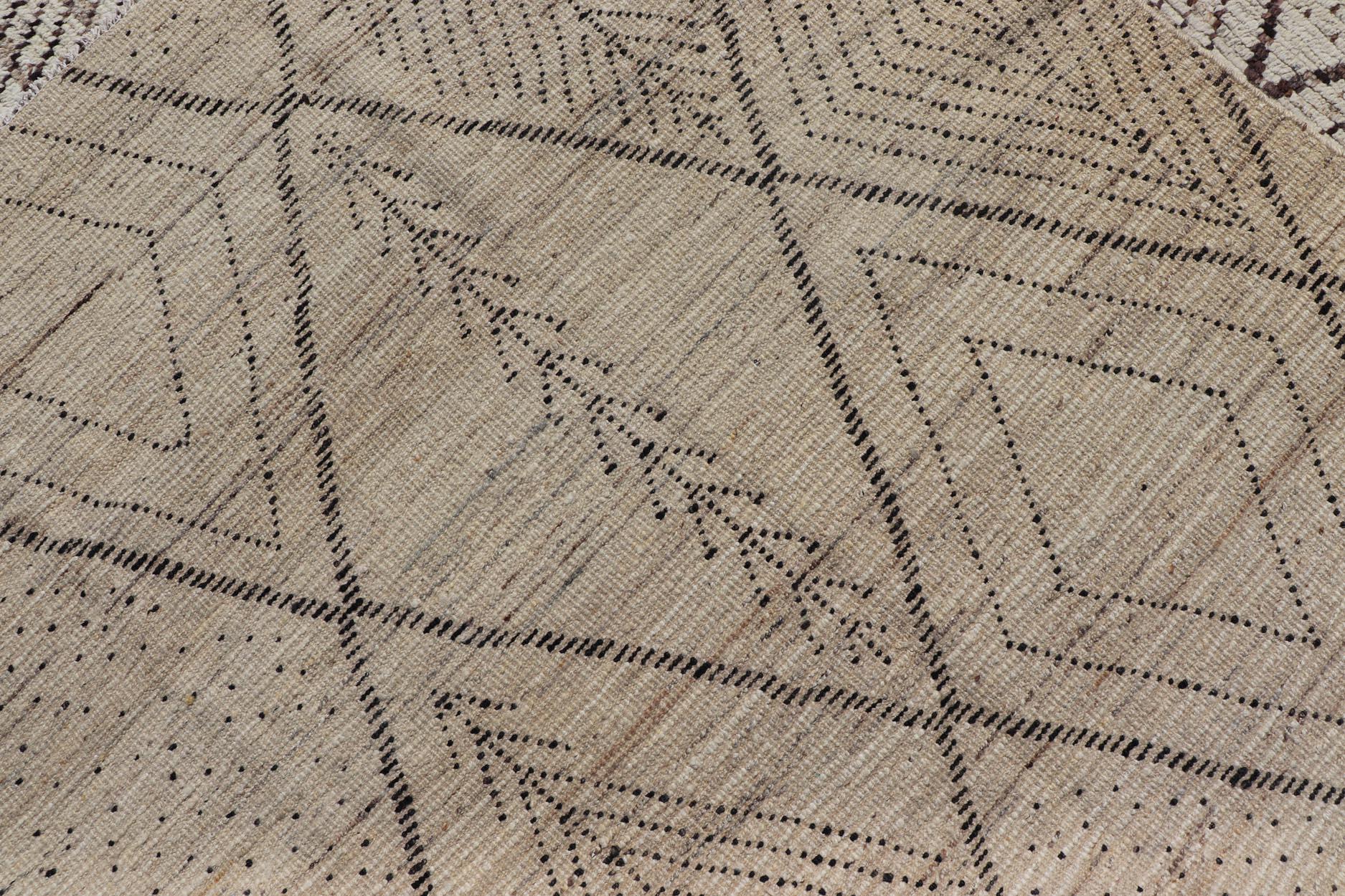 Grand tapis marocain moderne noué à la main avec motif tribal de diamants dans des tons naturels en vente 5