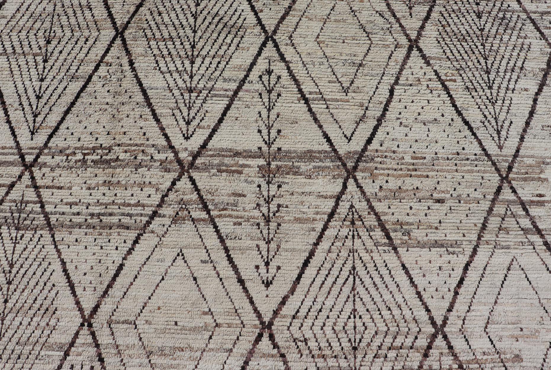 Ce tapis tribal moderne et décontracté a été noué à la main. Ce tapis présente un design sub-géométrique moderne en diamants, agrémenté de divers motifs présents dans la plupart des diamants, ce qui fait de ce tapis un superbe choix pour une variété