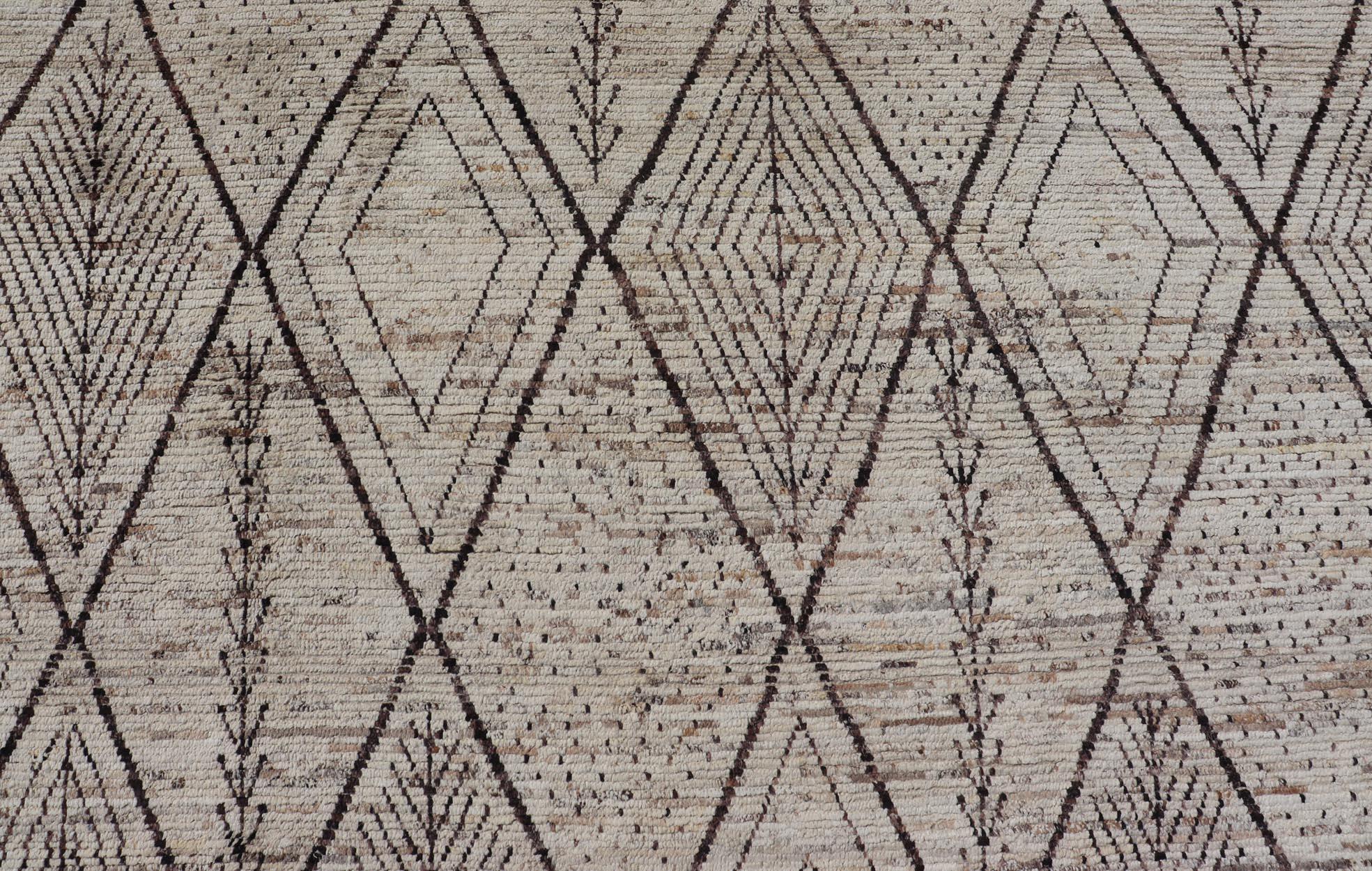 Moderne Grand tapis marocain moderne noué à la main avec motif tribal de diamants dans des tons naturels en vente