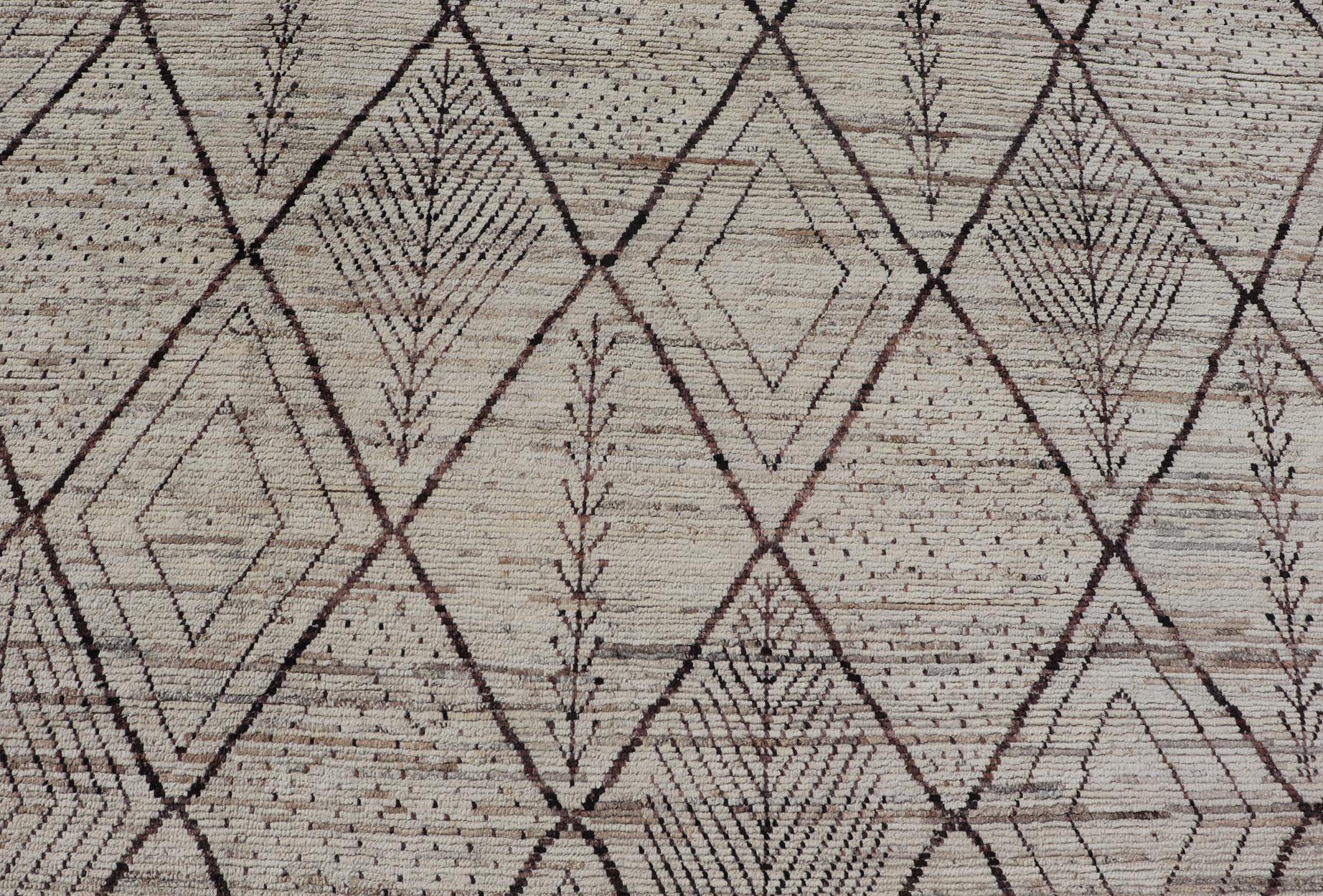 Grand tapis marocain moderne noué à la main avec motif tribal de diamants dans des tons naturels Excellent état - En vente à Atlanta, GA