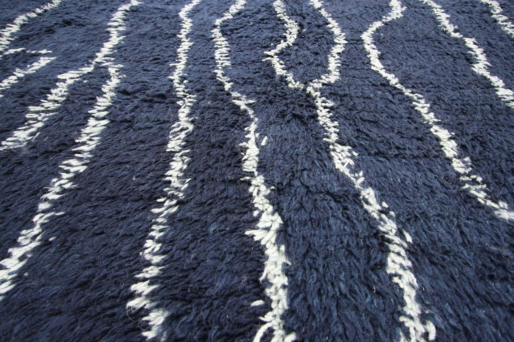 Indien New Contemporary Indigo Moroccan Carpet with Modern Style (Tapis marocain indigo contemporain de style moderne) en vente