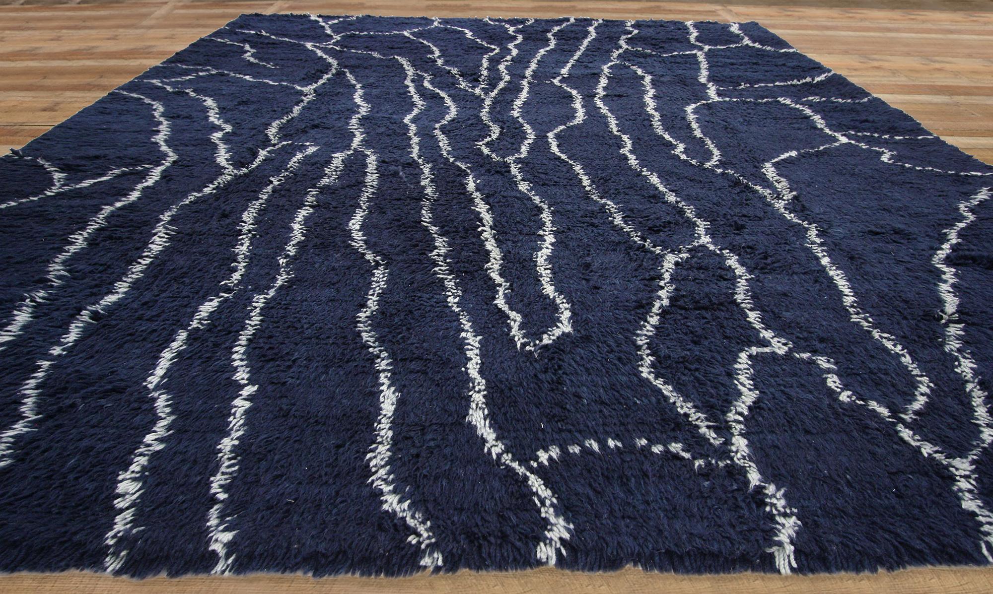 XXIe siècle et contemporain New Contemporary Indigo Moroccan Carpet with Modern Style (Tapis marocain indigo contemporain de style moderne) en vente