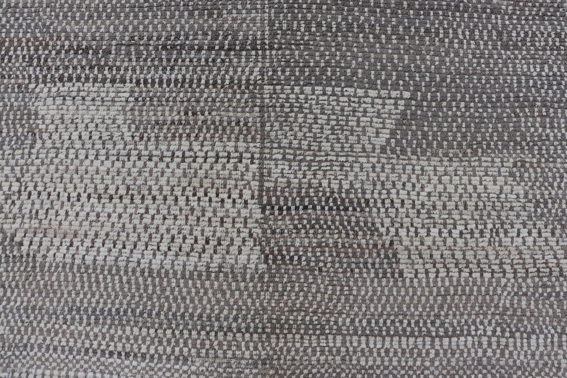 Maße: 14'7 x 16'5 
Der raffinierte, moderne Tribal-Teppich im marokkanischen Stil verbindet mühelos traditionelle Designelemente mit zeitgenössischer Ästhetik und ist damit eine atemberaubende Ergänzung für jedes Zuhause. Mit einer harmonischen