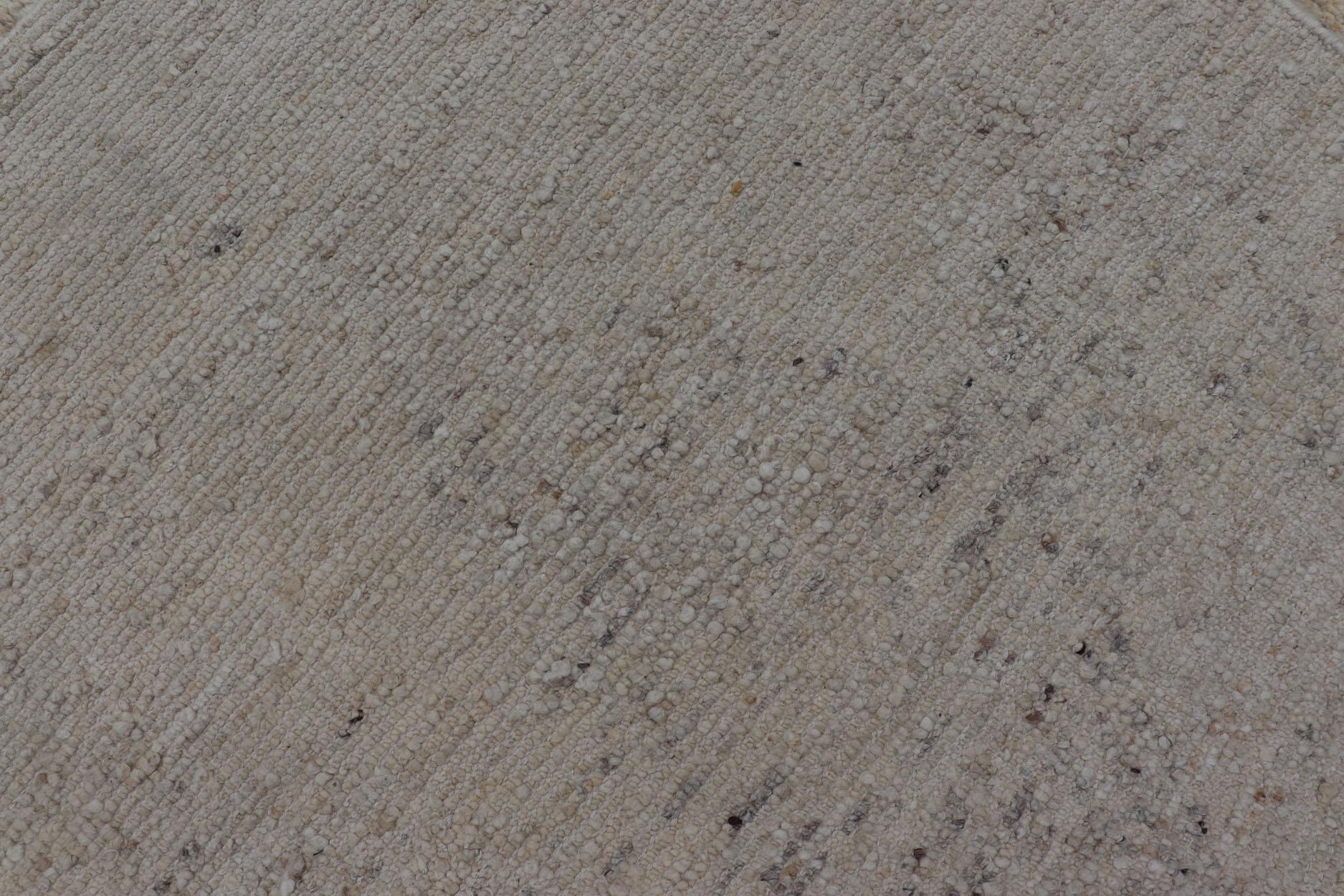 Großer moderner Teppich im marokkanischen Stil in ganz neutralen Tönen, Beige, Creme und Grau im Angebot 4